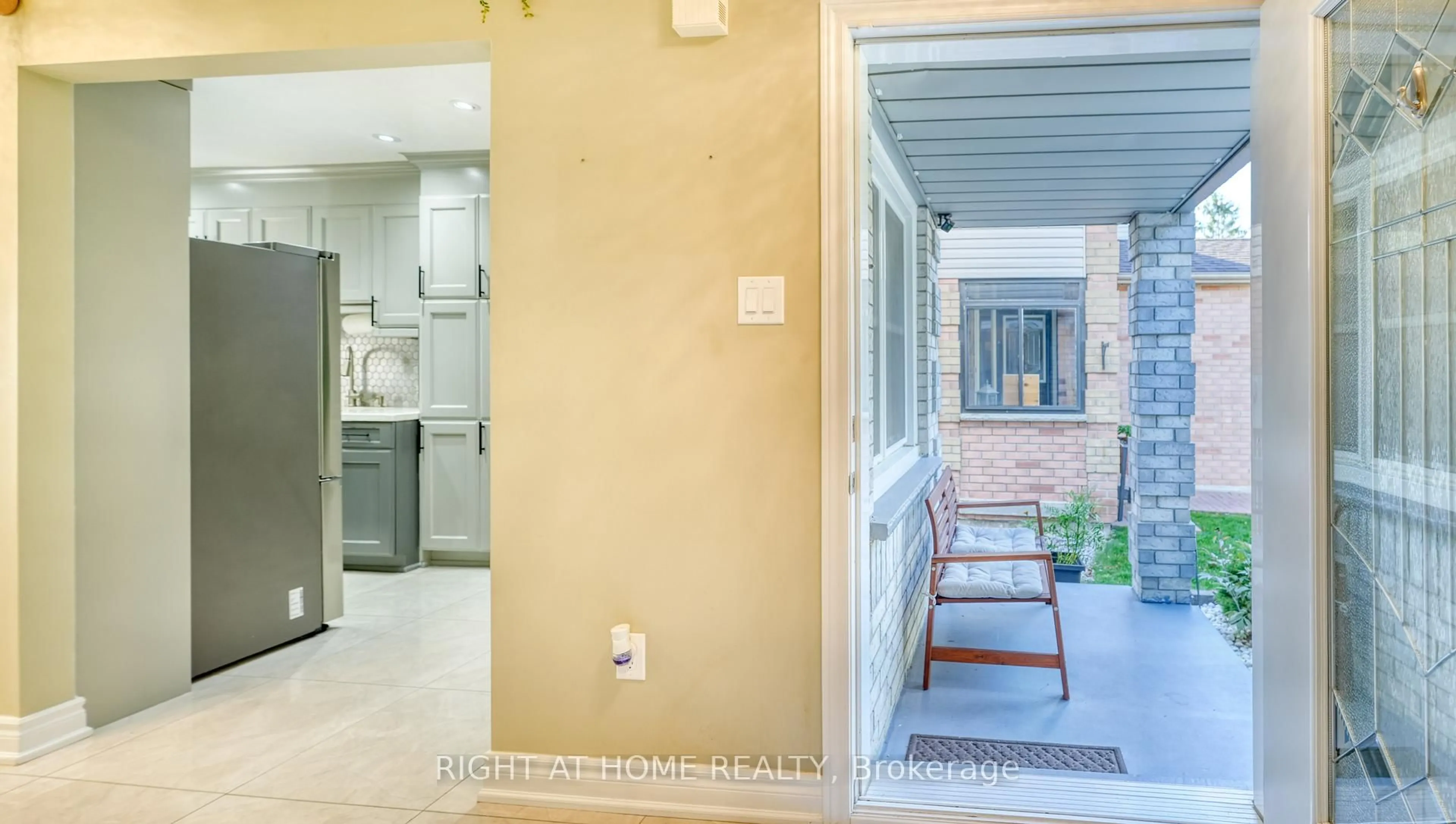 Indoor entryway for 58 Teddington Cres, Whitby Ontario L1R 1S5