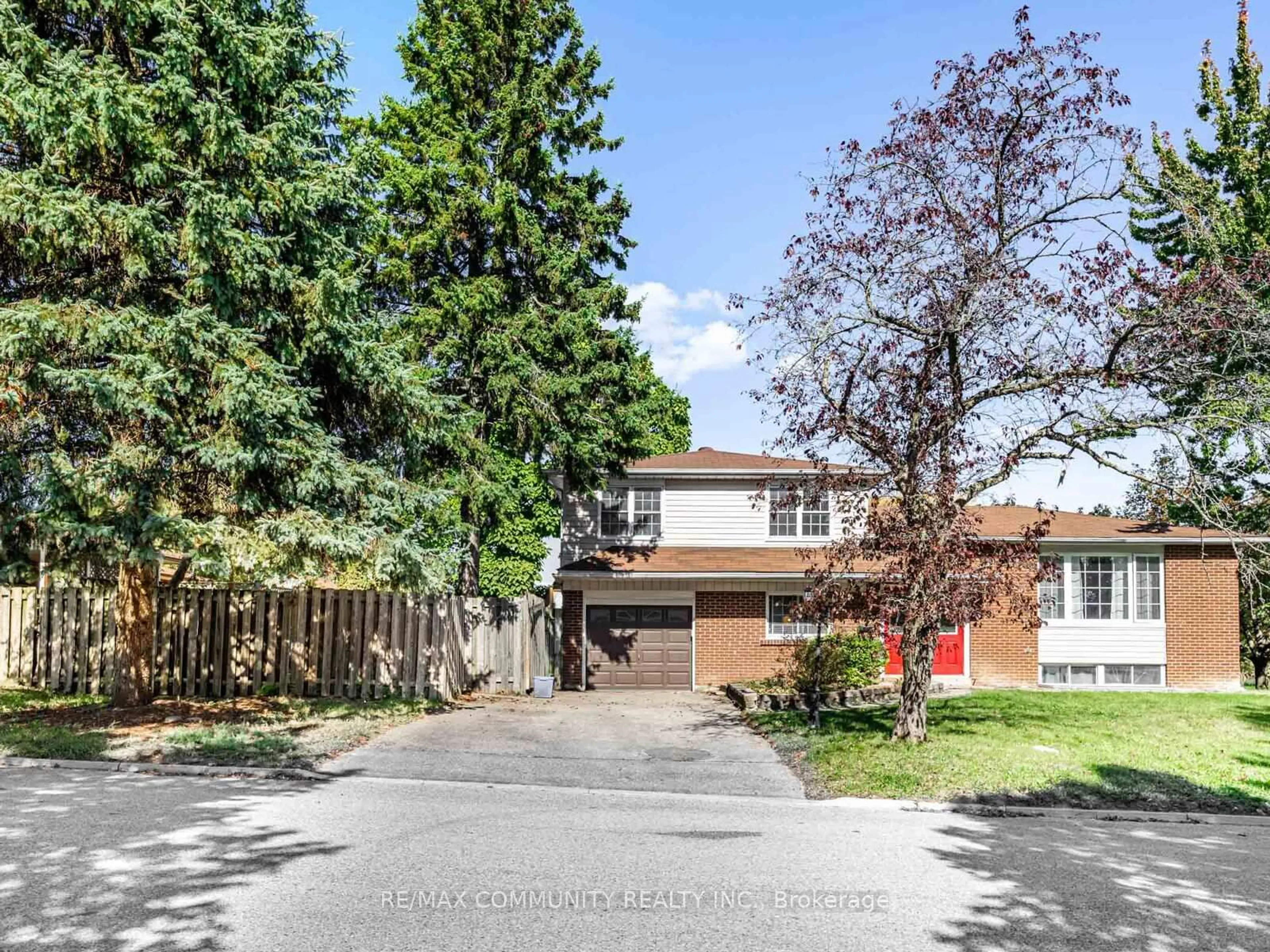 A pic from outside/outdoor area/front of a property/back of a property/a pic from drone, street for 122 Bryant Rd, Ajax Ontario L1S 2Y8