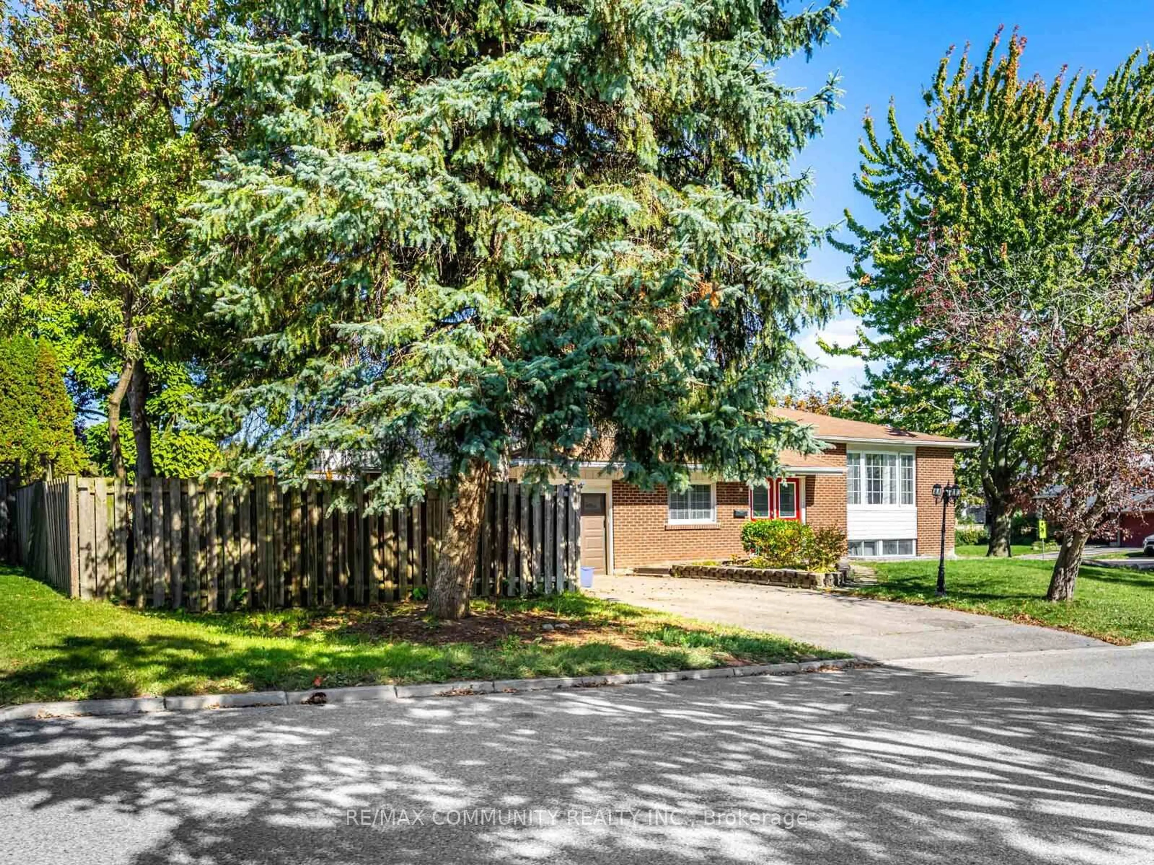 A pic from outside/outdoor area/front of a property/back of a property/a pic from drone, street for 122 Bryant Rd, Ajax Ontario L1S 2Y8
