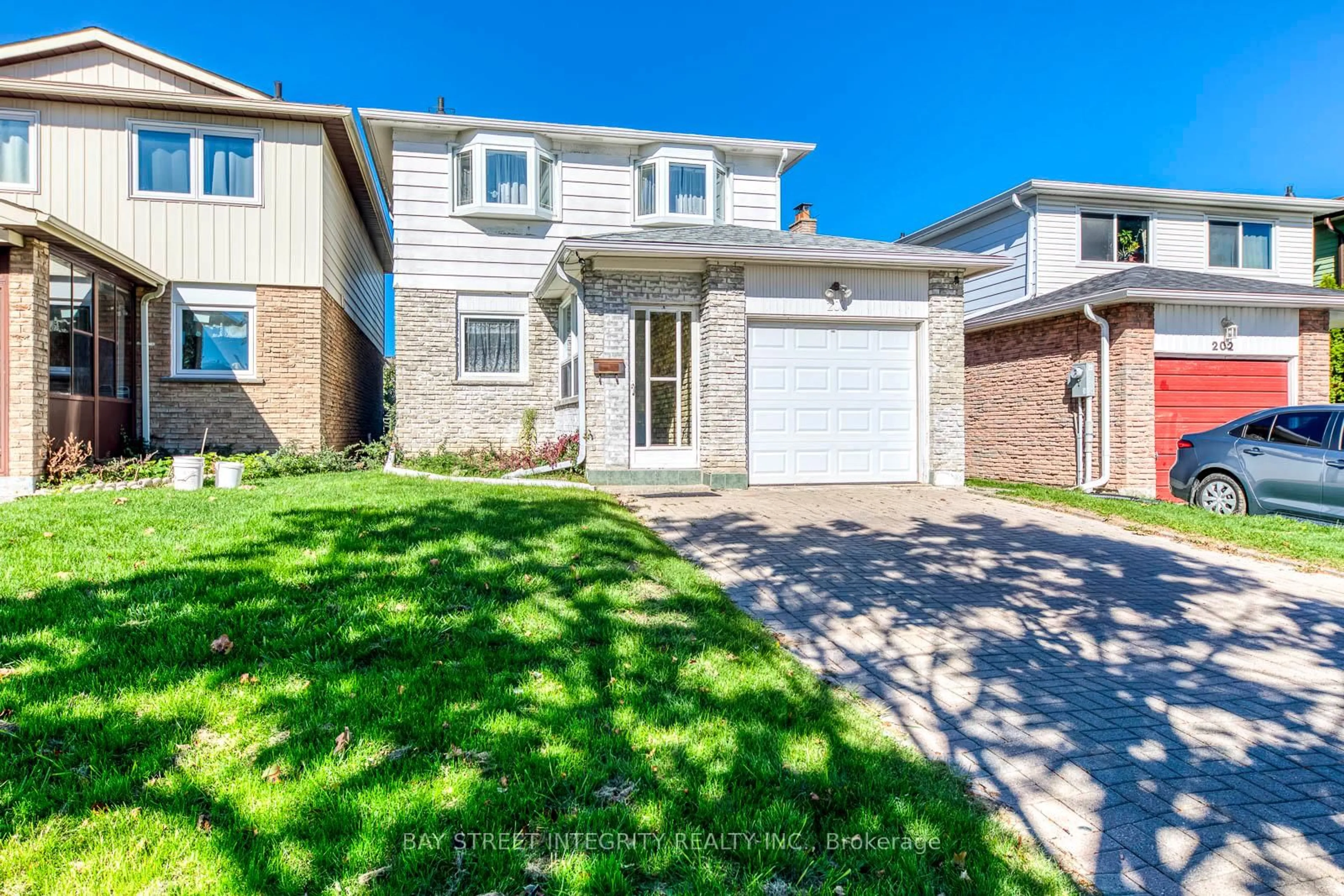 Home with vinyl exterior material, street for 200 Invergordon Ave, Toronto Ontario M1S 4A1