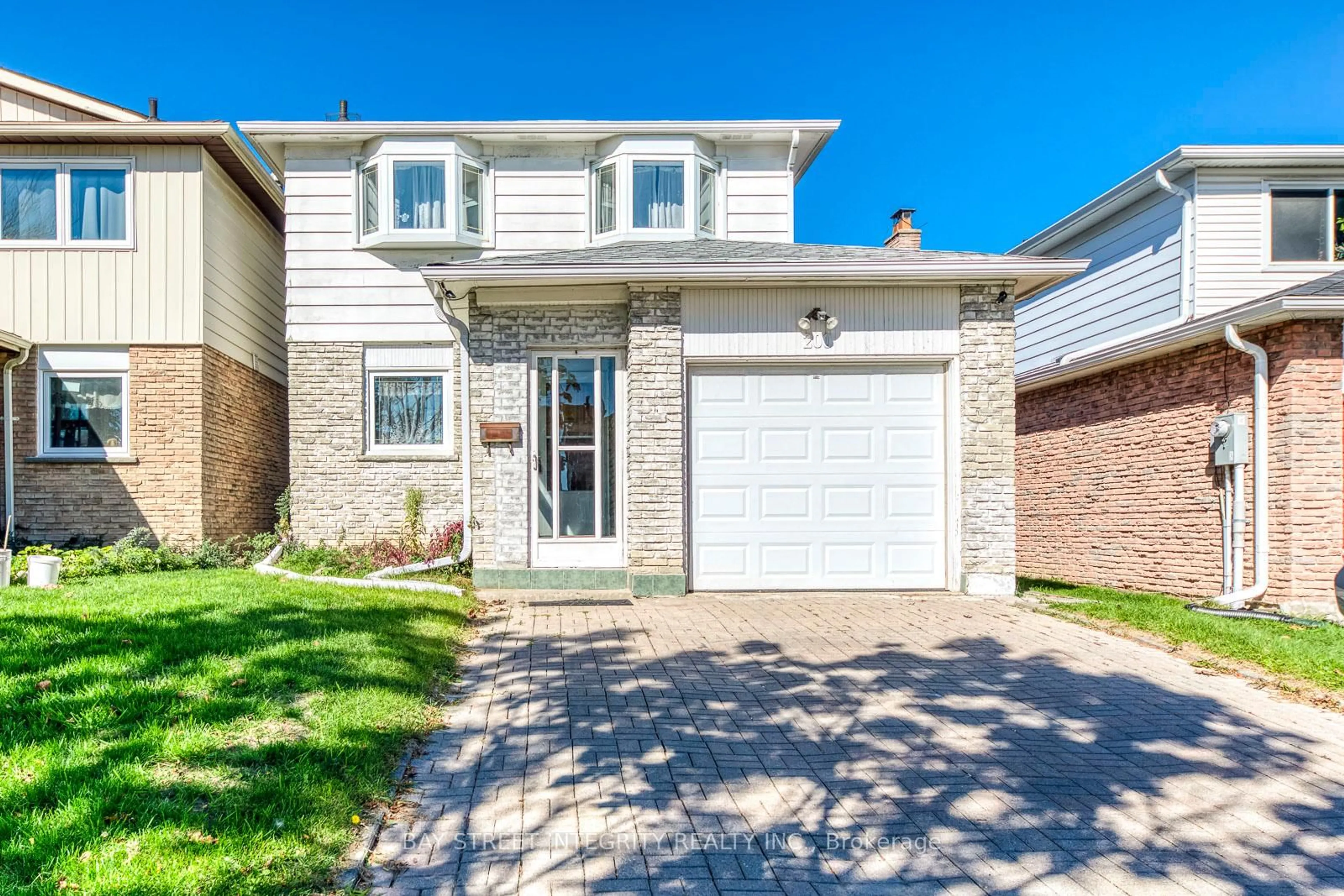 Home with brick exterior material, street for 200 Invergordon Ave, Toronto Ontario M1S 4A1