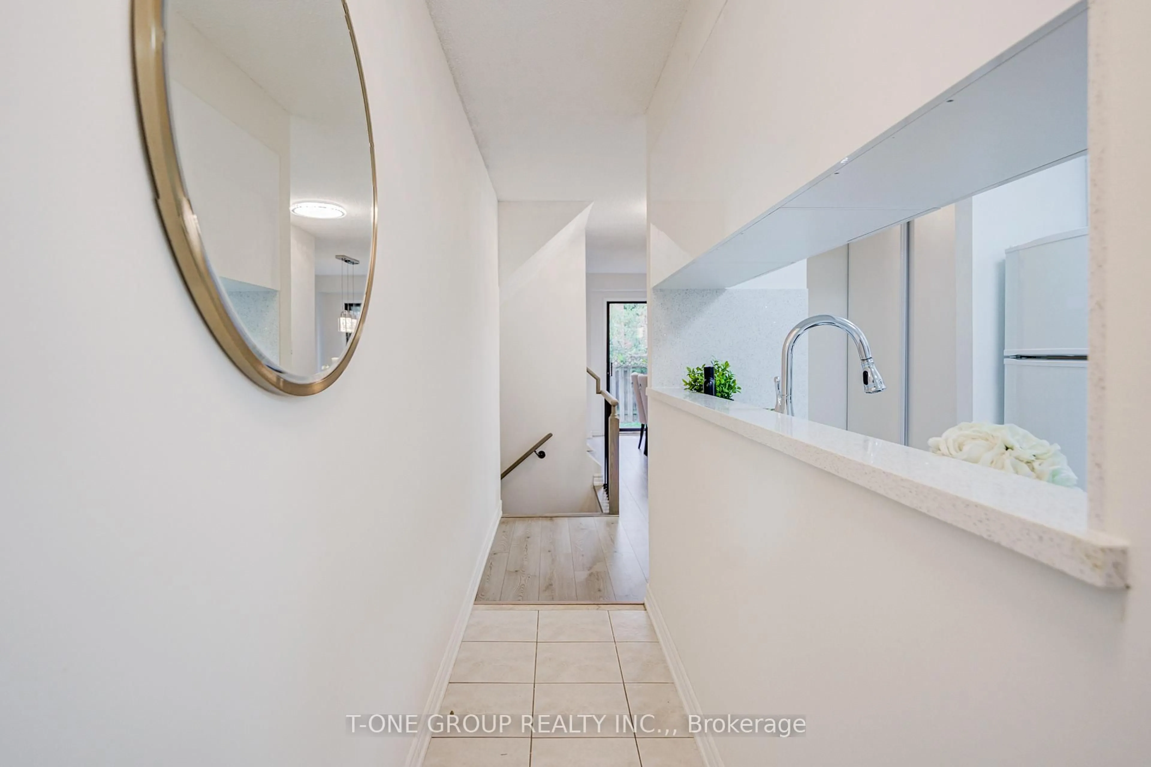 Indoor foyer for 140 Spring Forest Sq, Toronto Ontario M1S 4W8