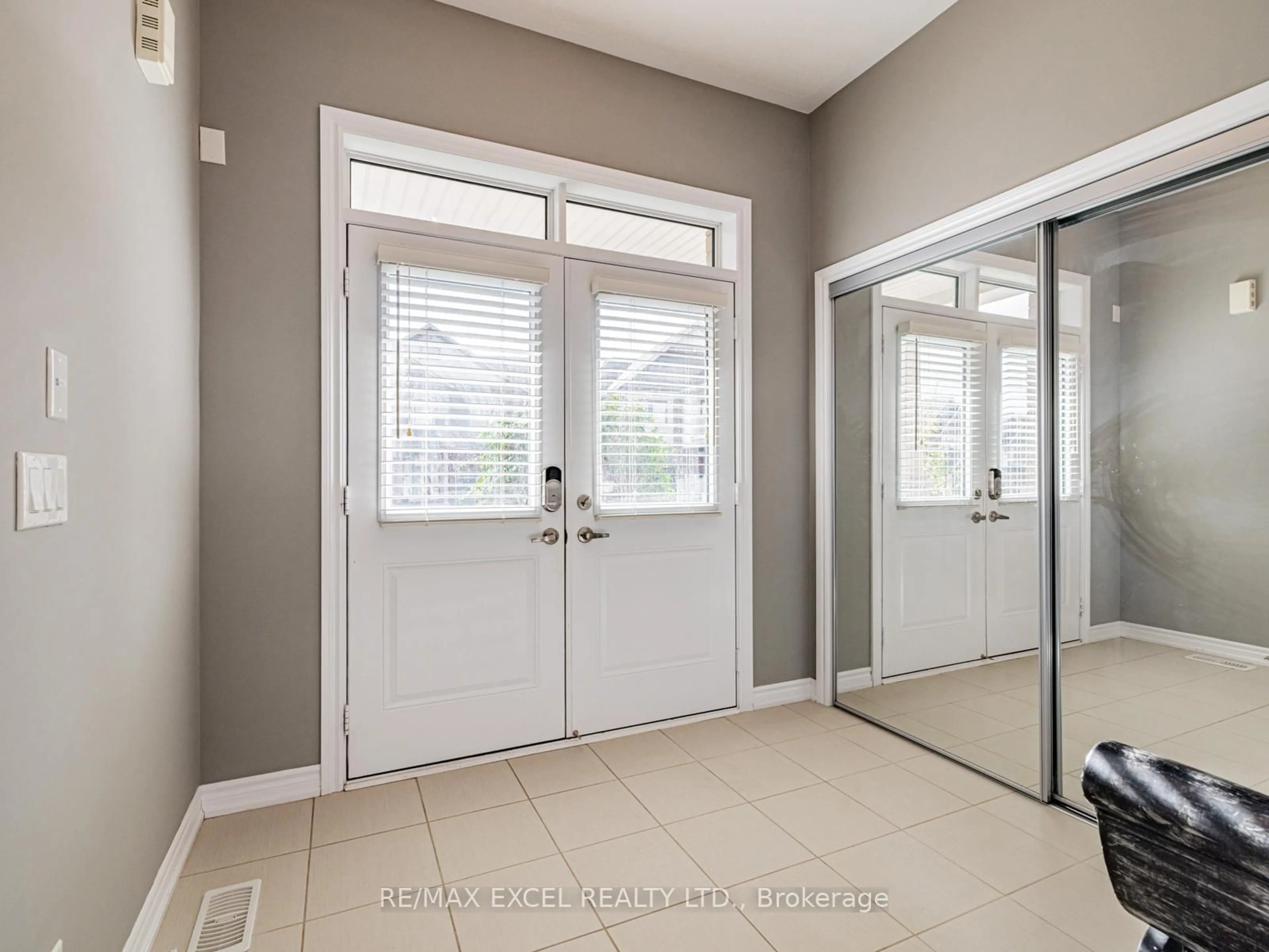 Indoor entryway for 2323 Dobbinton St, Oshawa Ontario L1H 7K4