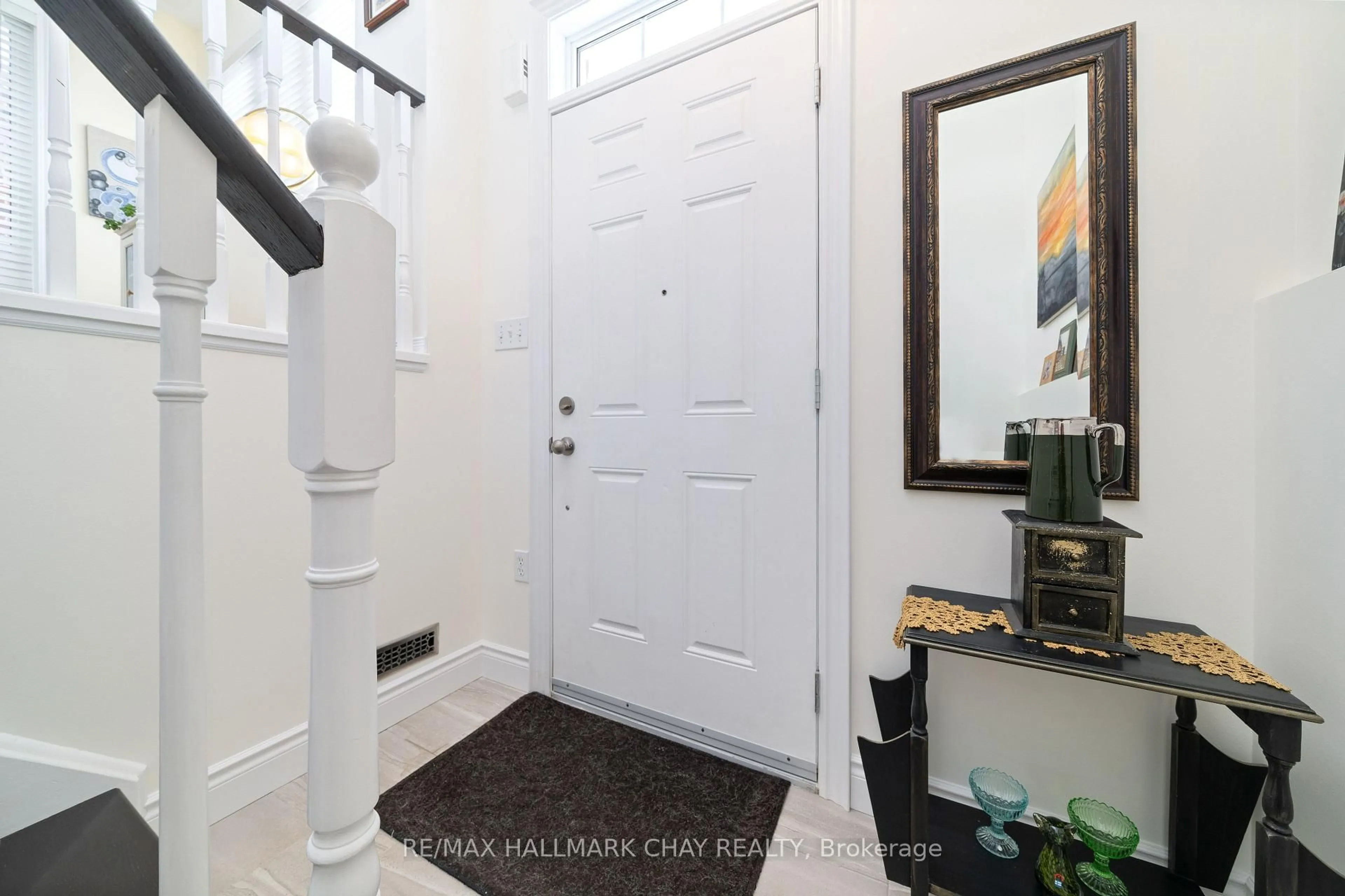 Indoor entryway for 571 Longworth Ave #13, Clarington Ontario L1C 0H3