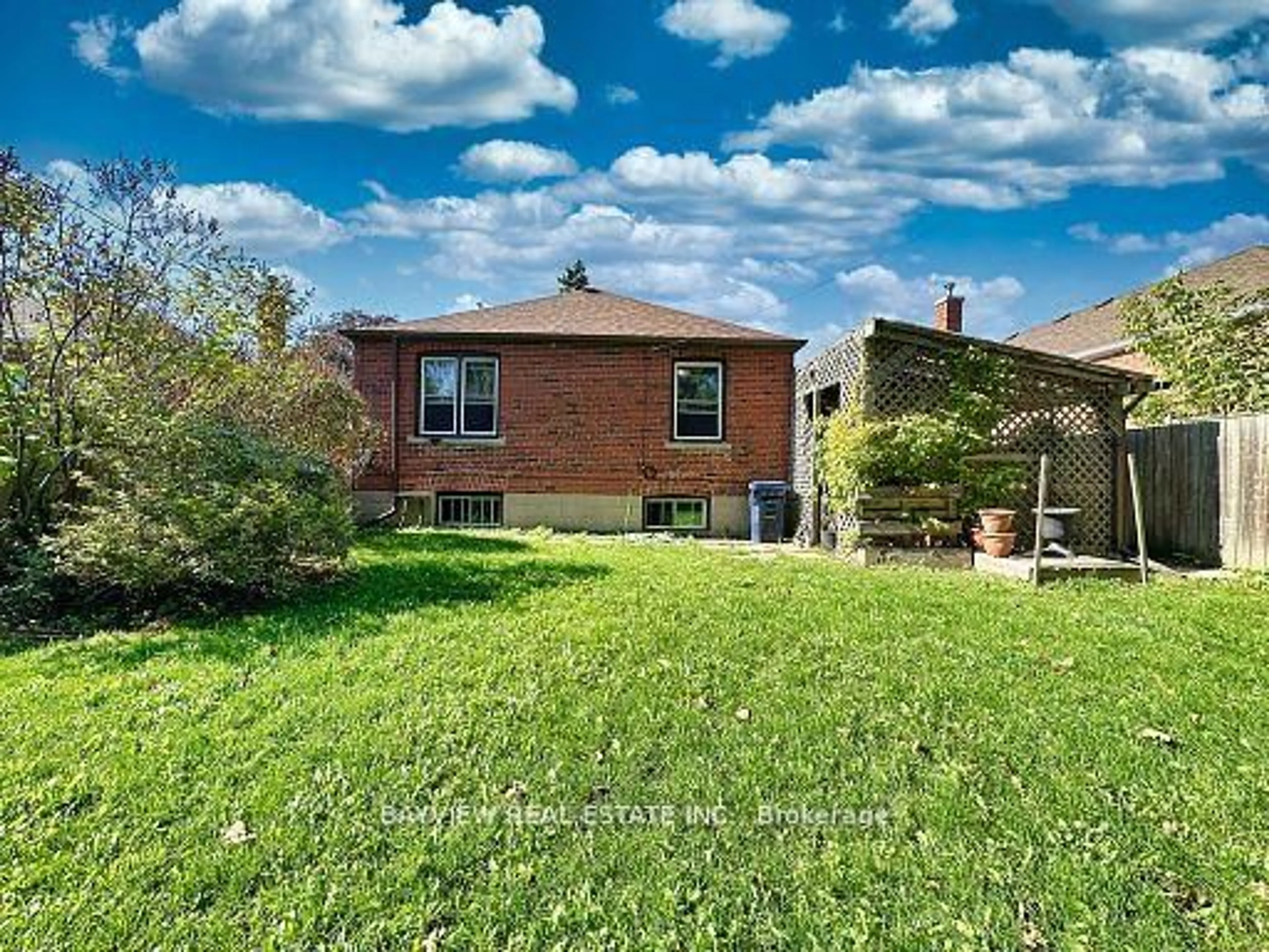 A pic from outside/outdoor area/front of a property/back of a property/a pic from drone, street for 37 Princeway Dr, Toronto Ontario M1R 2V8