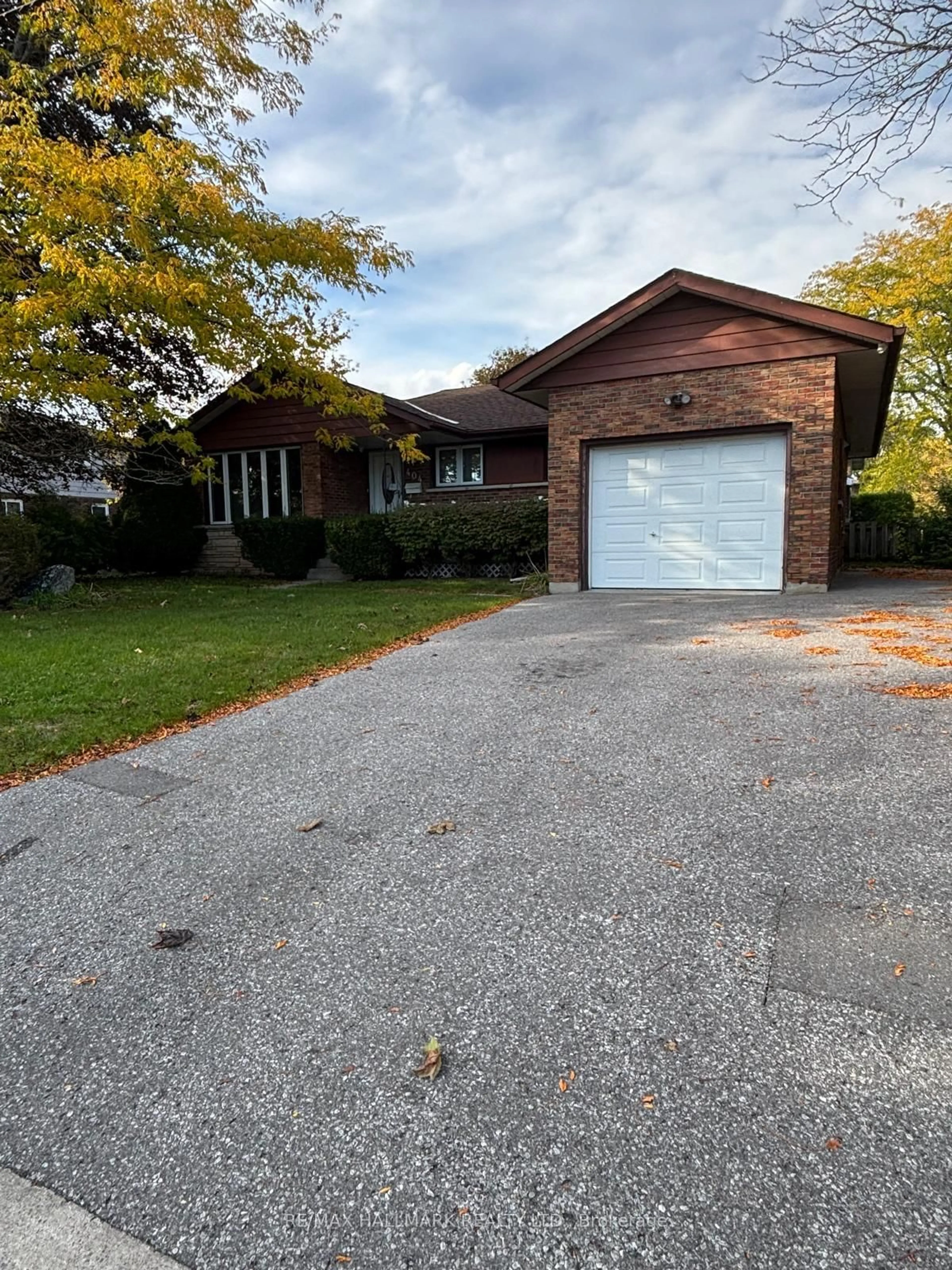 Home with brick exterior material, street for 404 Glendale Ave, Oshawa Ontario L1J 3H8