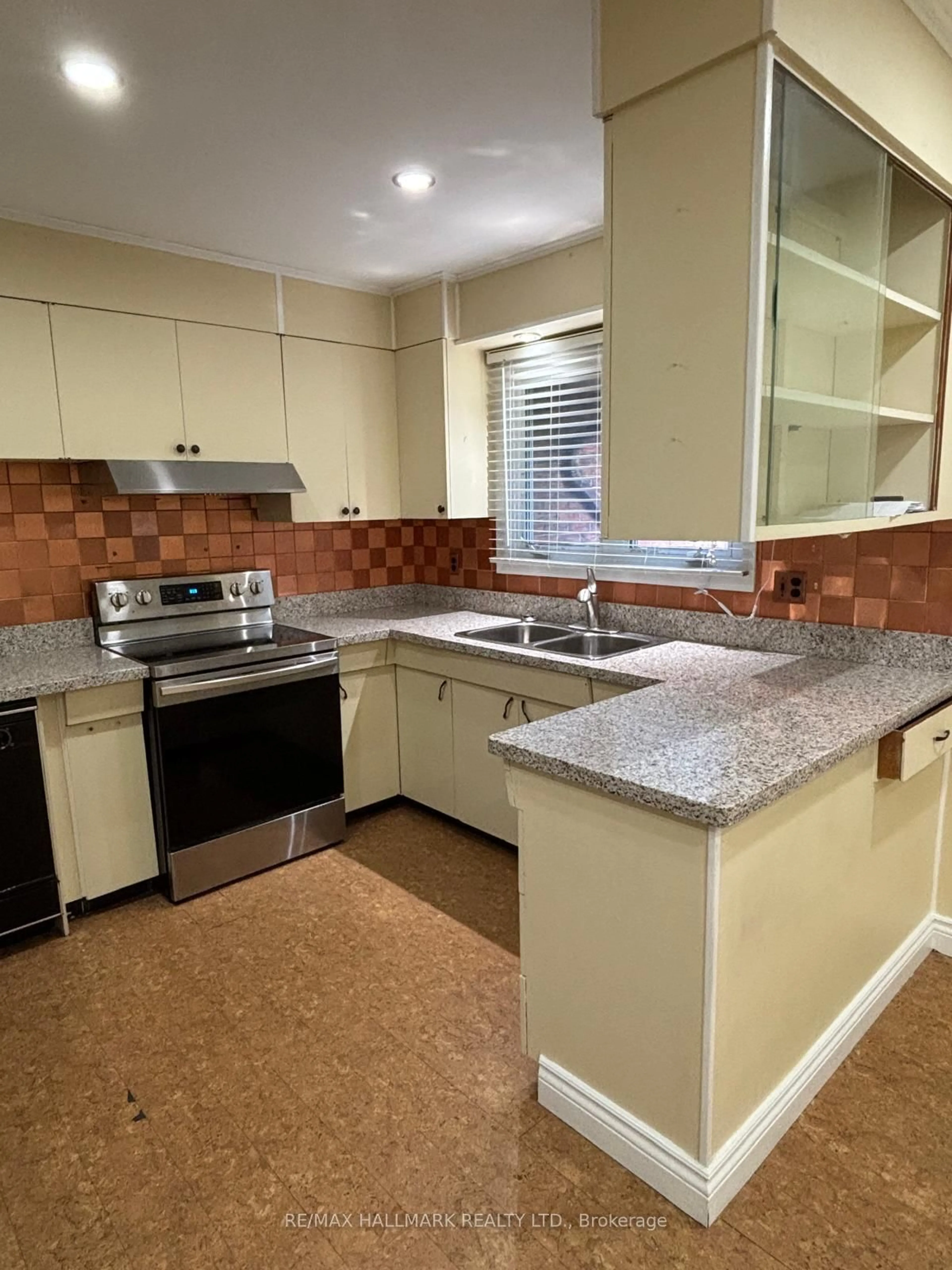 Standard kitchen, ceramic/tile floor for 404 Glendale Ave, Oshawa Ontario L1J 3H8