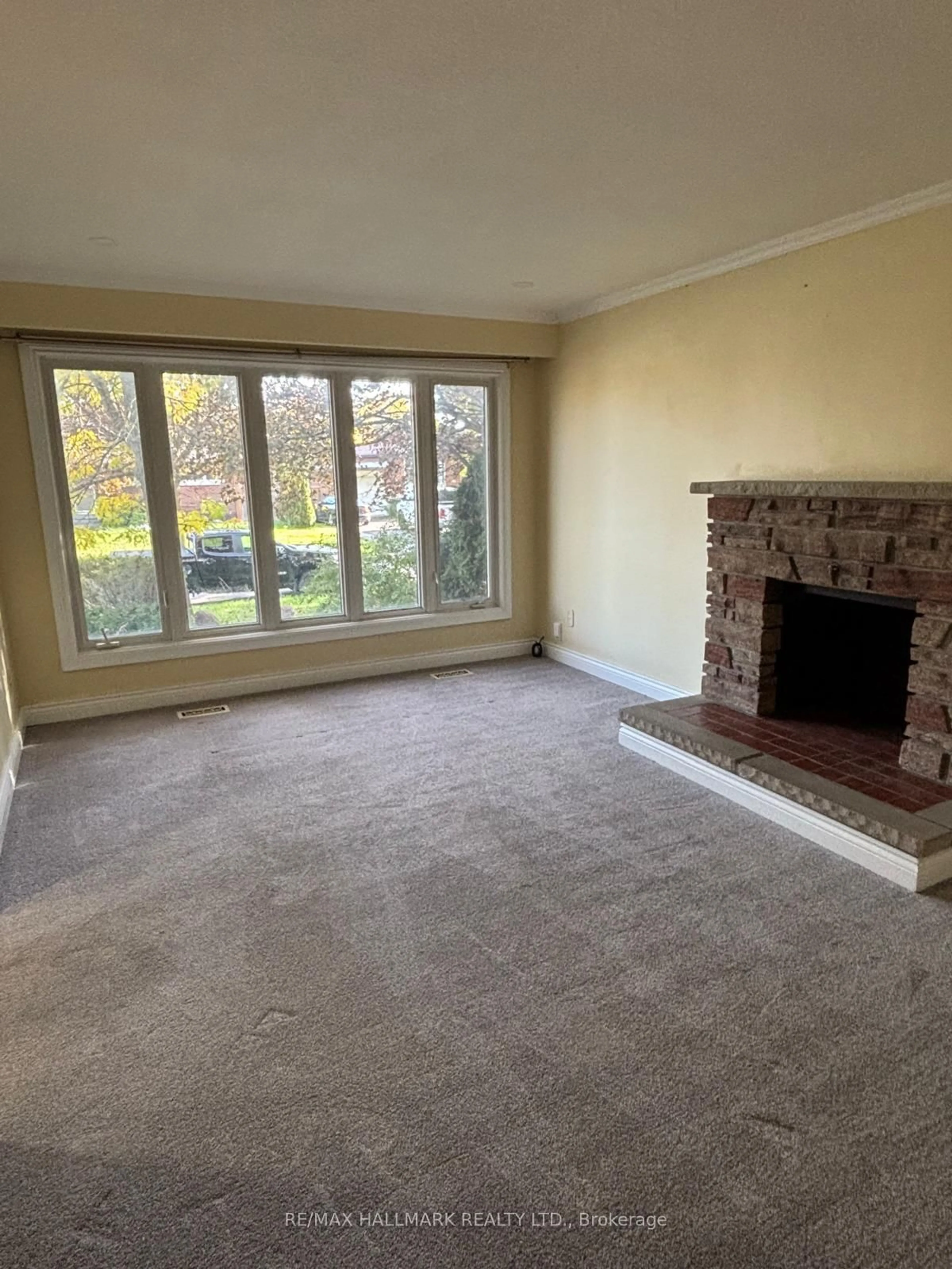 A pic of a room for 404 Glendale Ave, Oshawa Ontario L1J 3H8