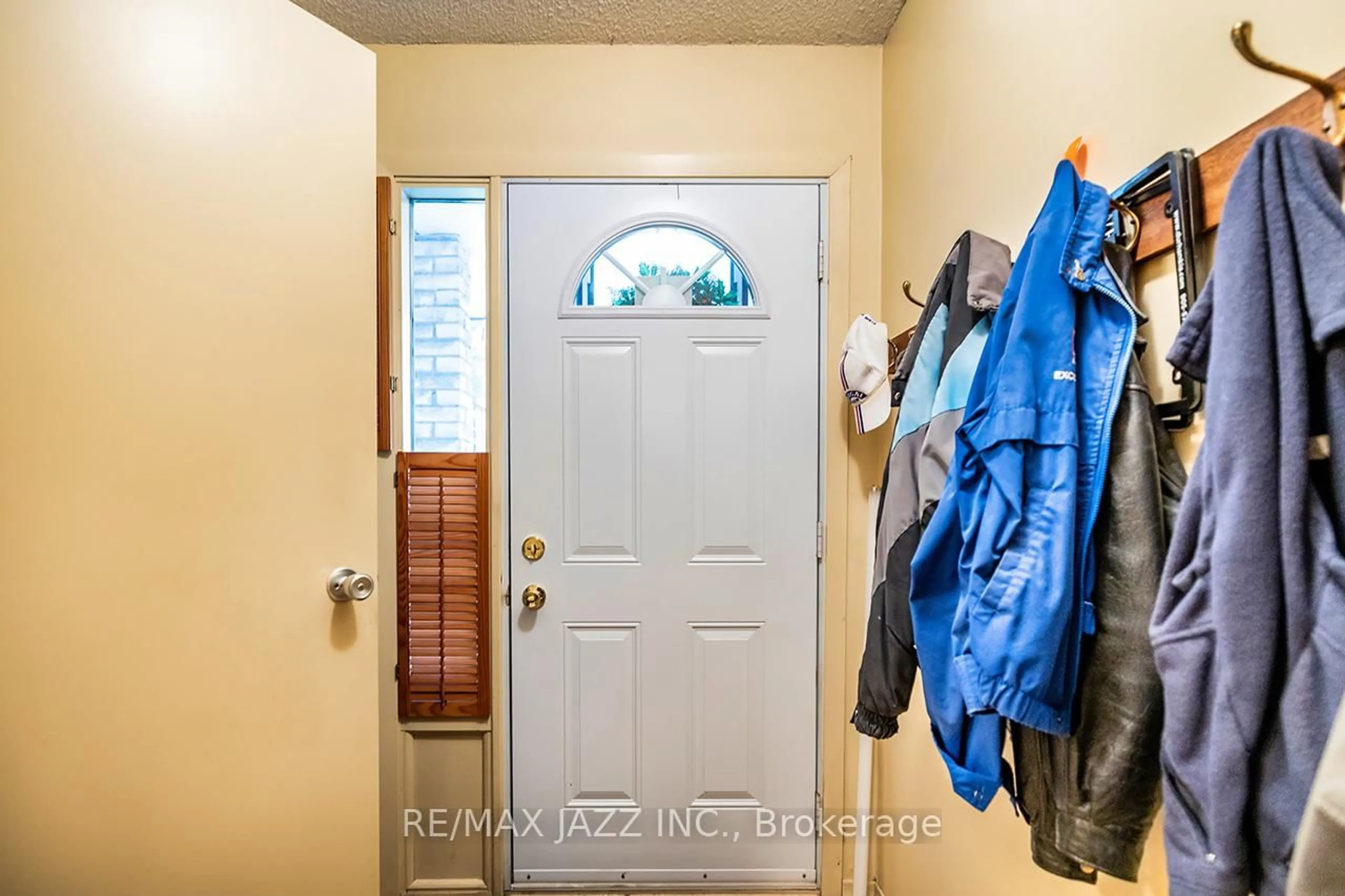 Indoor entryway for 1330 Trowbridge Dr #81, Oshawa Ontario L1G 7L1