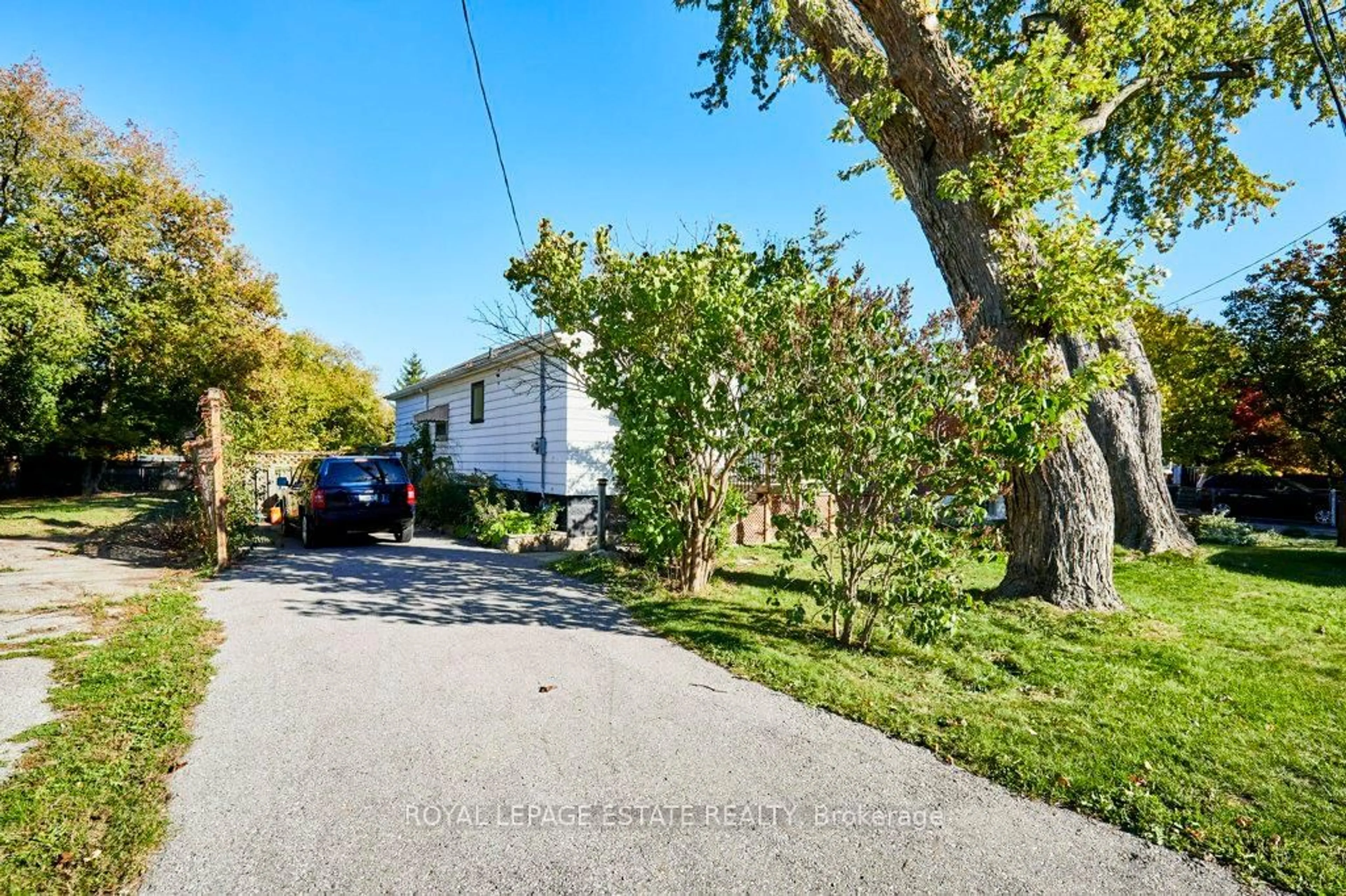 A pic from outside/outdoor area/front of a property/back of a property/a pic from drone, street for 121 Galloway Rd, Toronto Ontario M1E 1W9