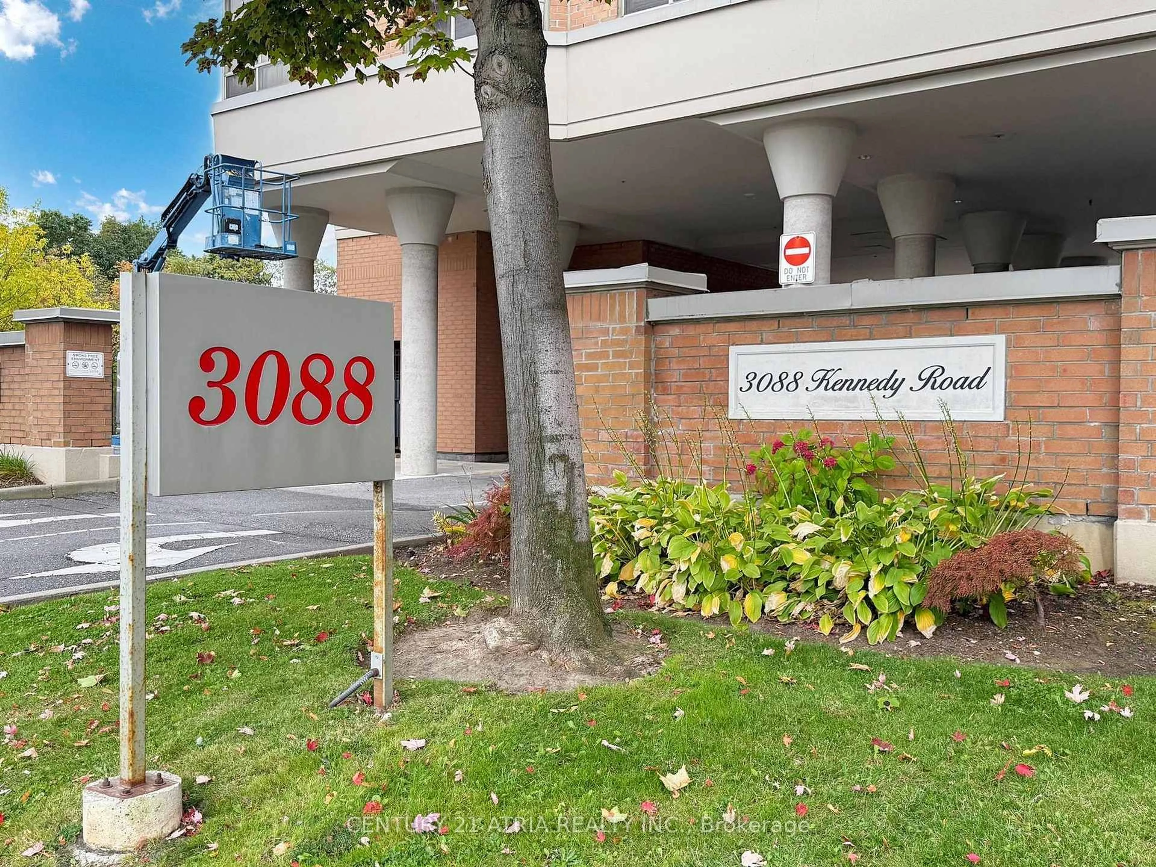 Indoor foyer for 3088 Kennedy Rd #712, Toronto Ontario M1V 5M4
