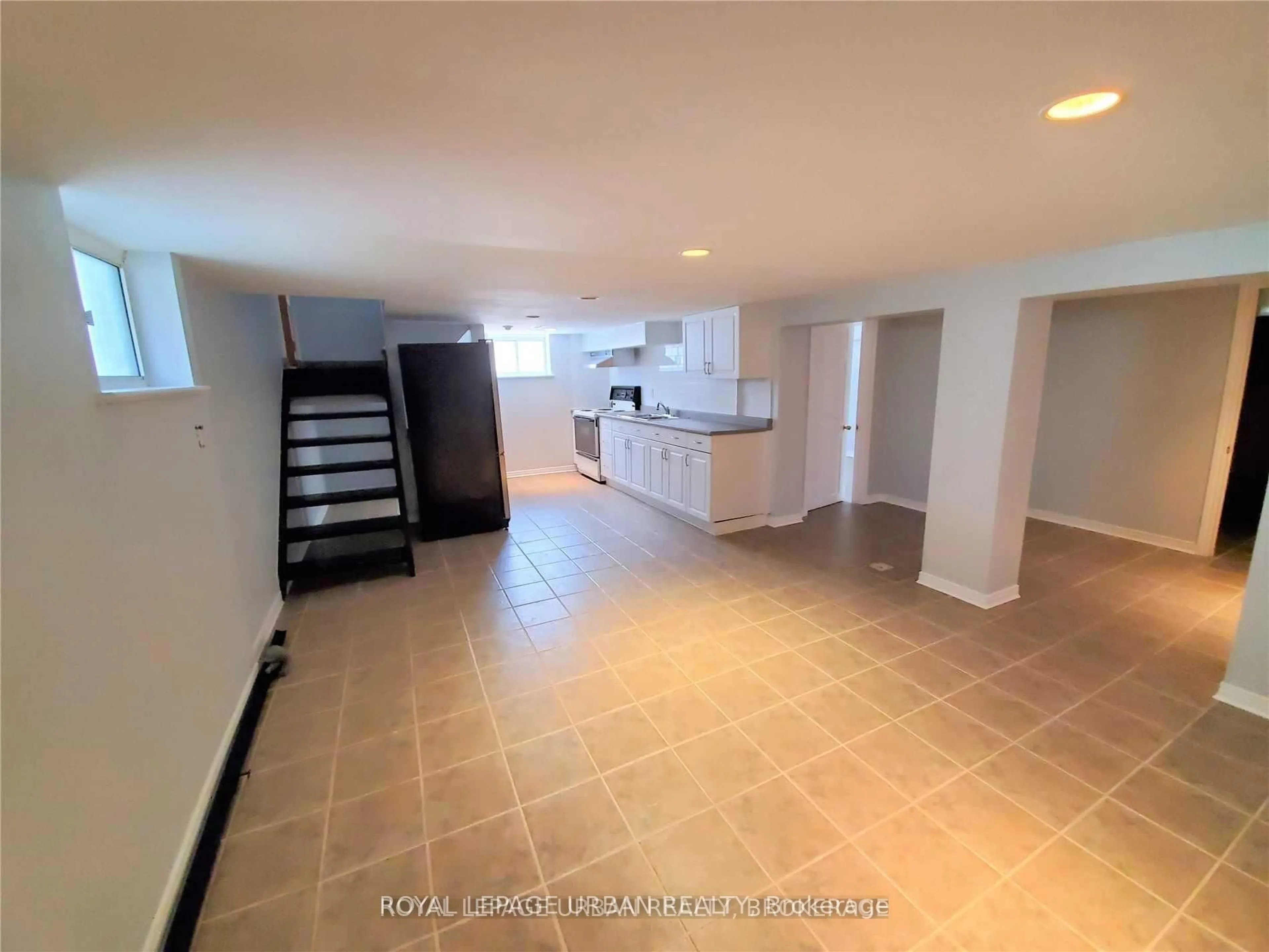 Unknown for 130 Yardley Ave, Toronto Ontario M4B 2B2