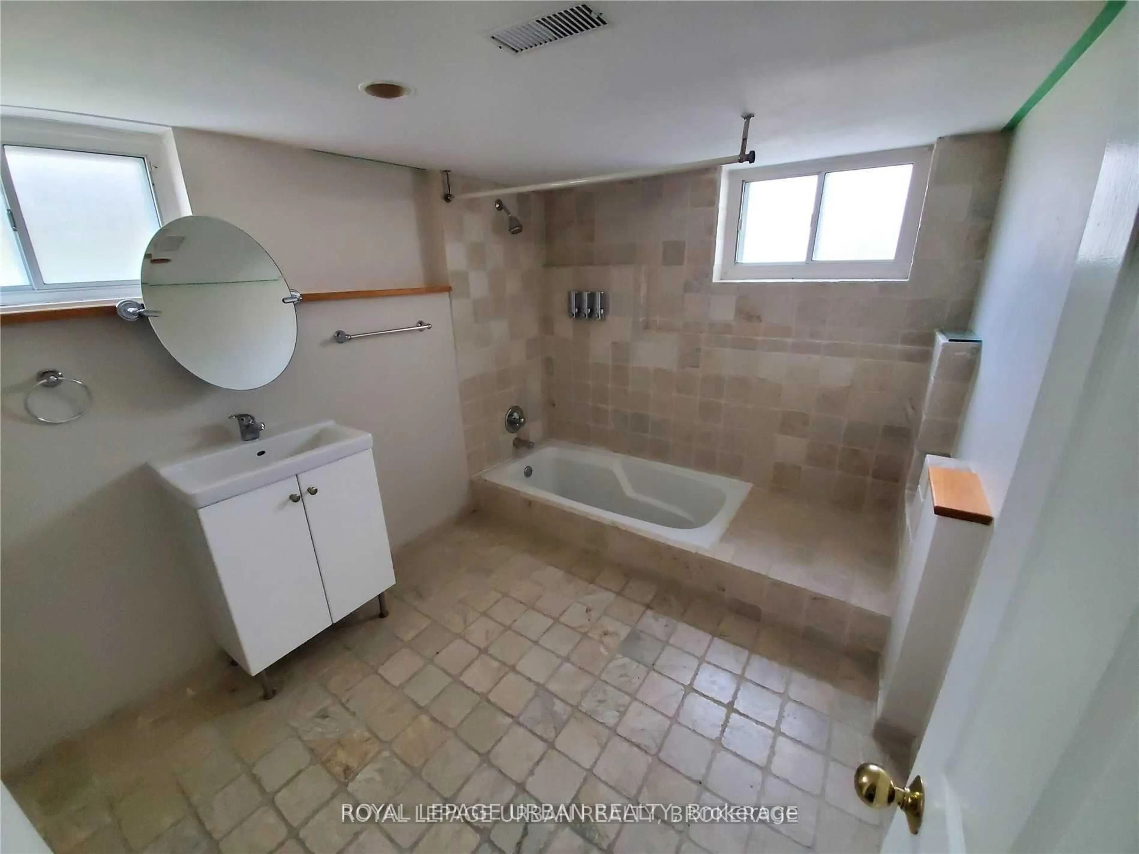 Standard bathroom, ceramic/tile floor for 130 Yardley Ave, Toronto Ontario M4B 2B2