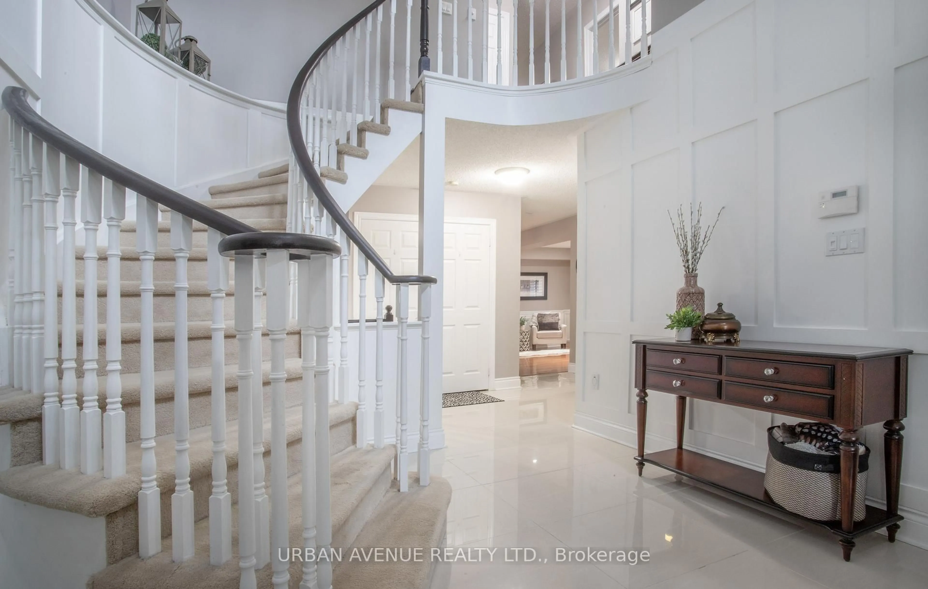 Indoor foyer for 25 Darren Ave, Whitby Ontario L1R 3C1