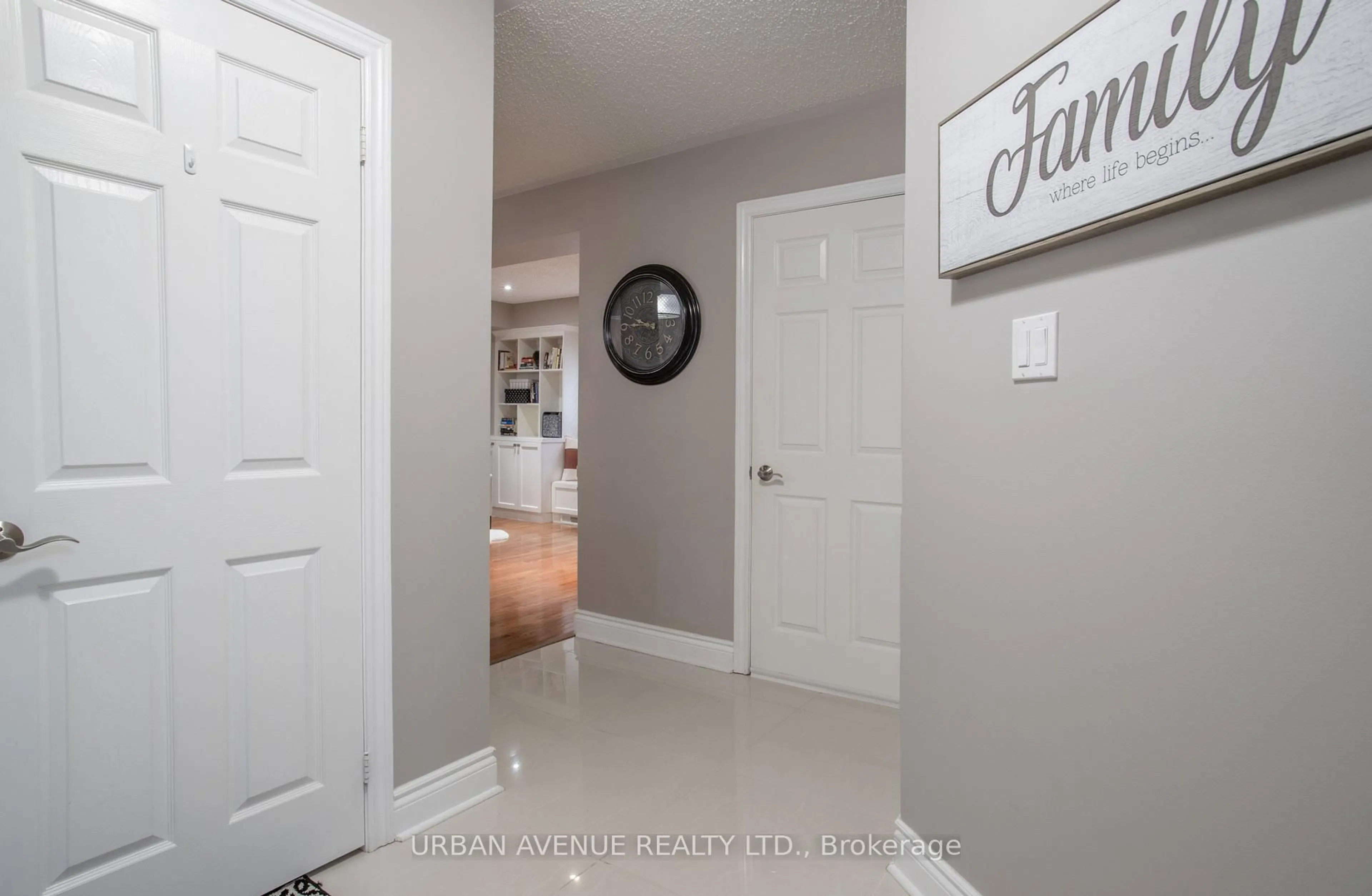 Indoor entryway for 25 Darren Ave, Whitby Ontario L1R 3C1
