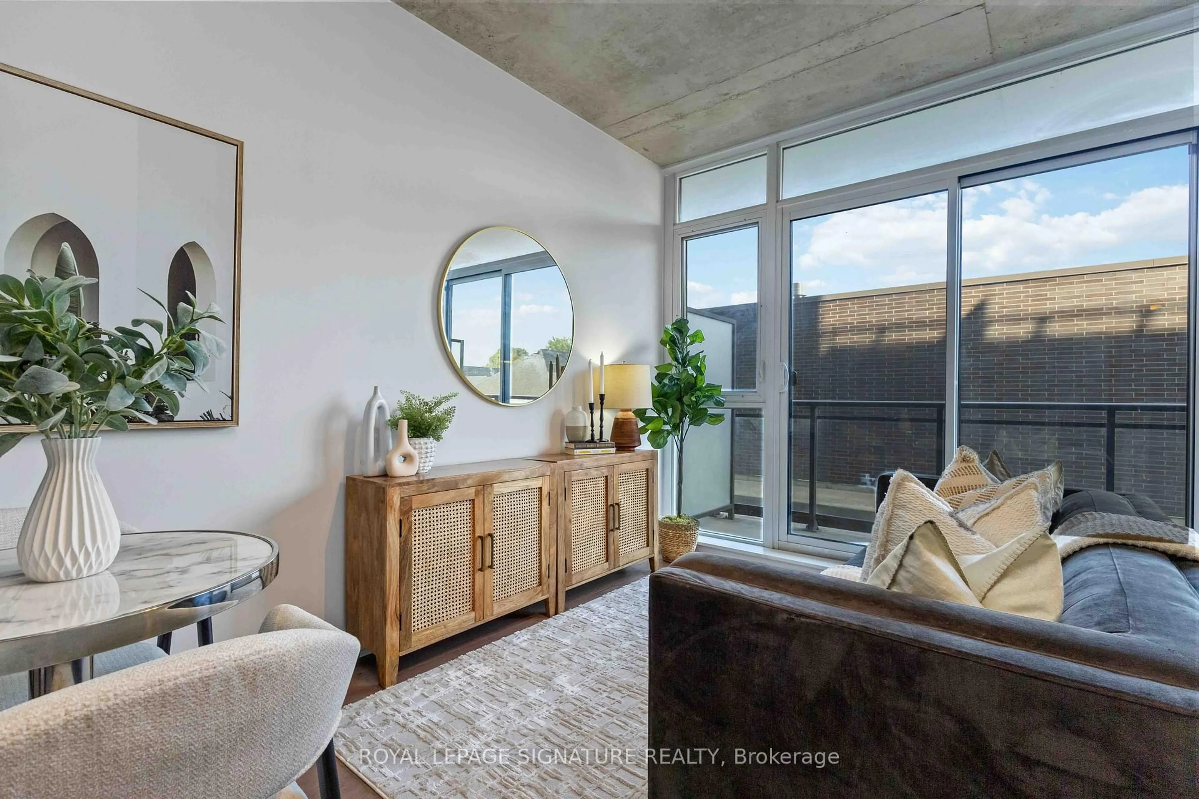 Indoor entryway for 1190 Dundas St #406, Toronto Ontario M4M 0C5