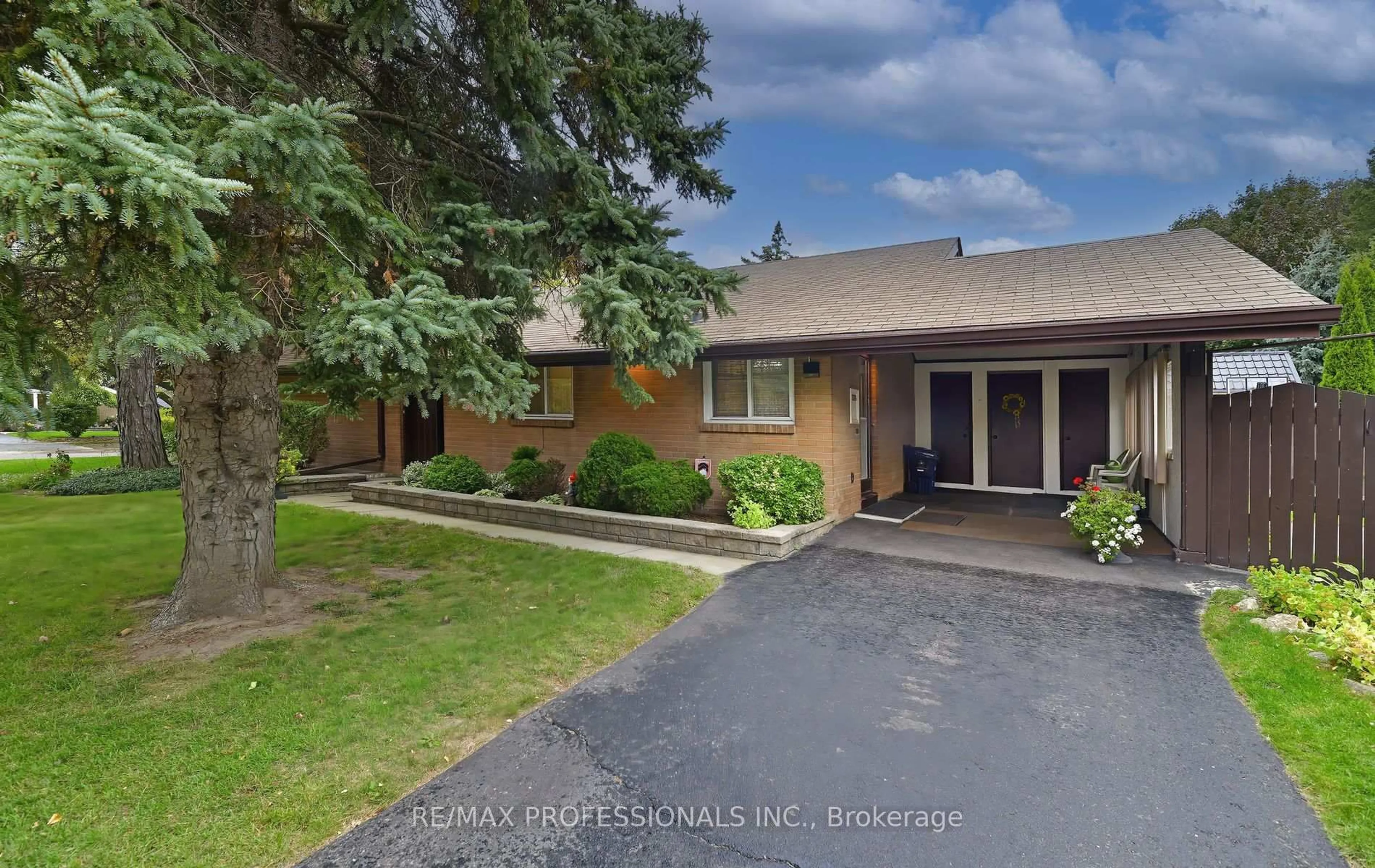 Unknown for 2 Lesterwood Cres, Toronto Ontario M1P 3L4