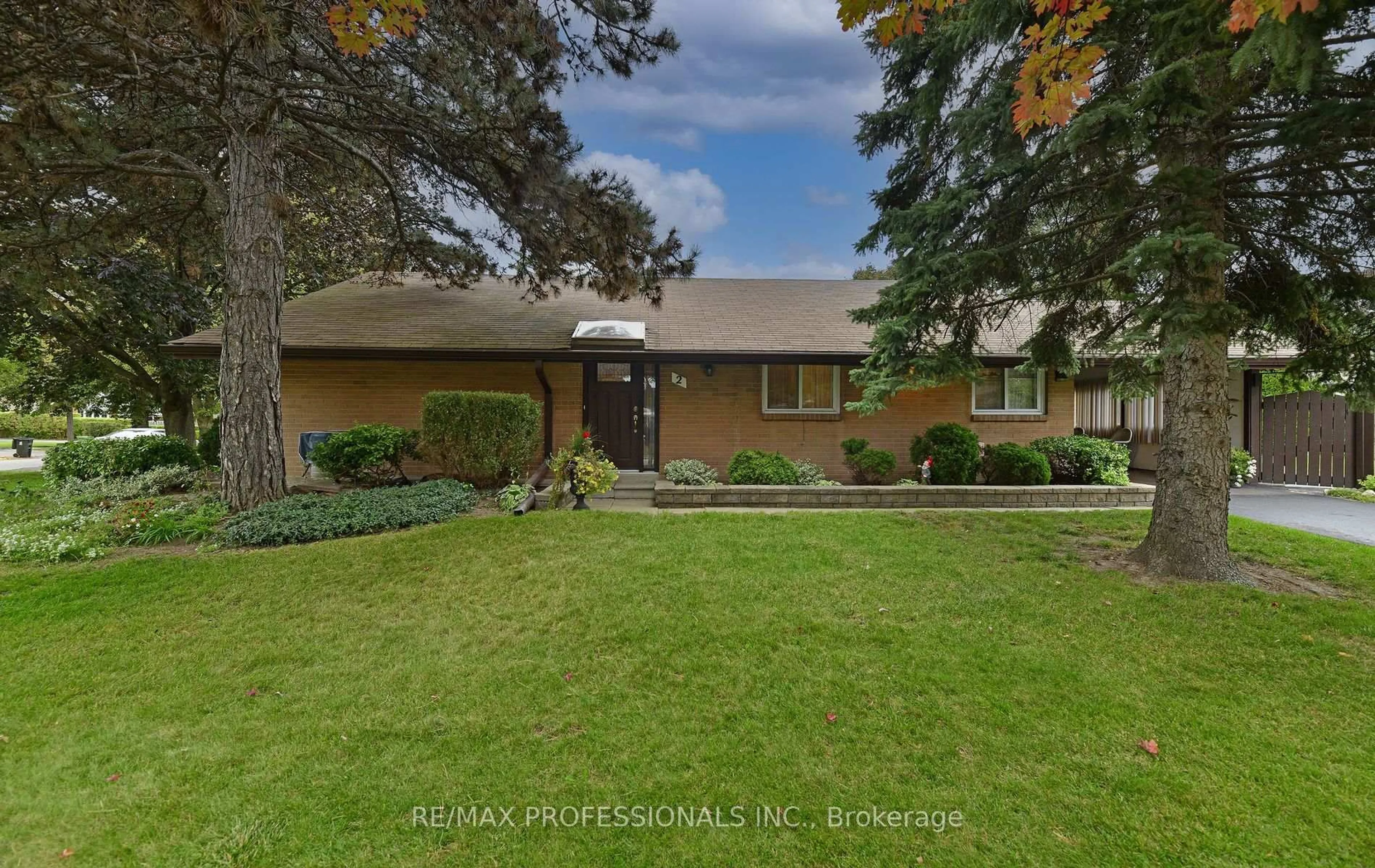 A pic from outside/outdoor area/front of a property/back of a property/a pic from drone, street for 2 Lesterwood Cres, Toronto Ontario M1P 3L4