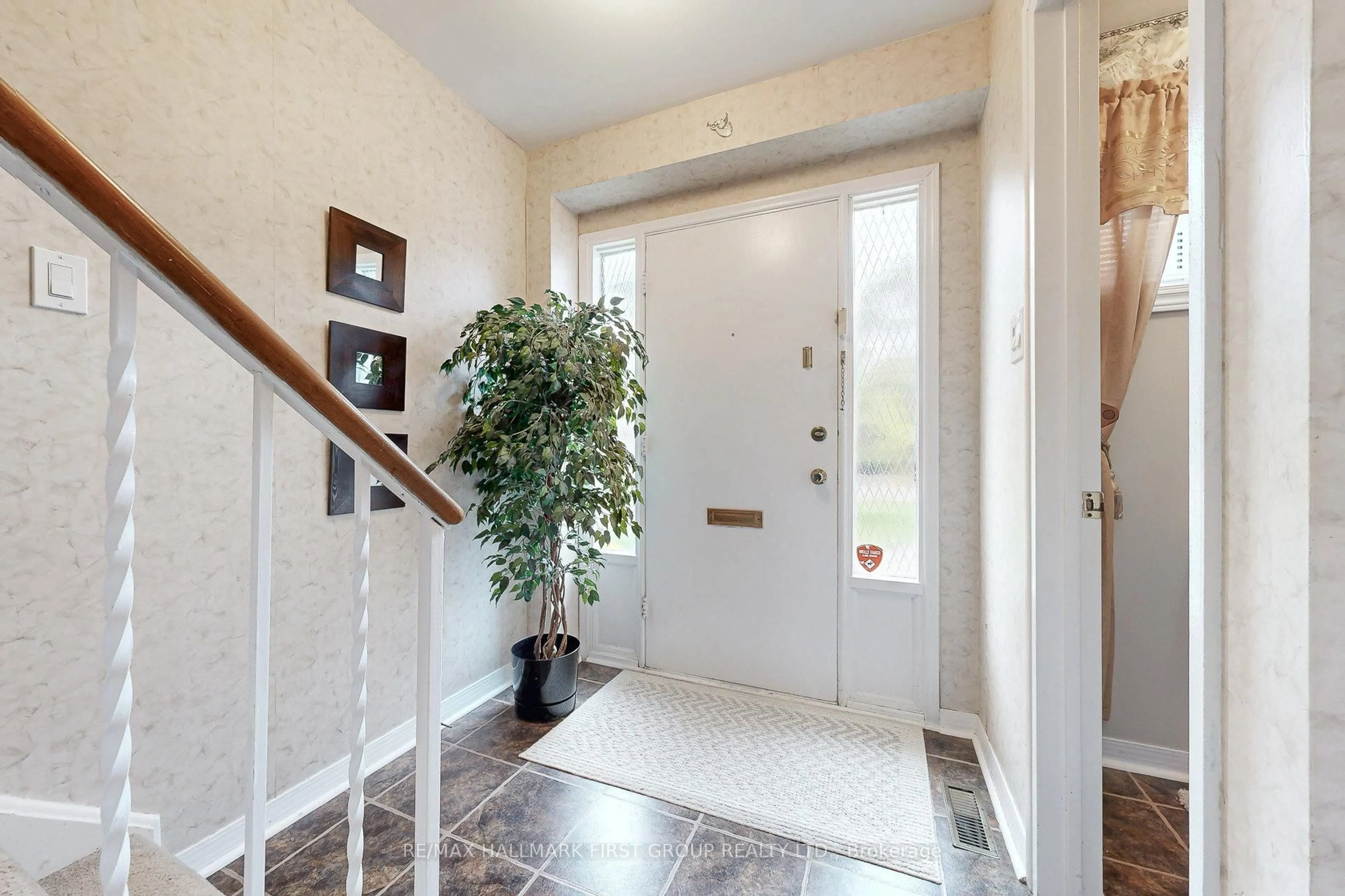 Indoor entryway for 512 Creekview Circ, Pickering Ontario L1W 2Z6