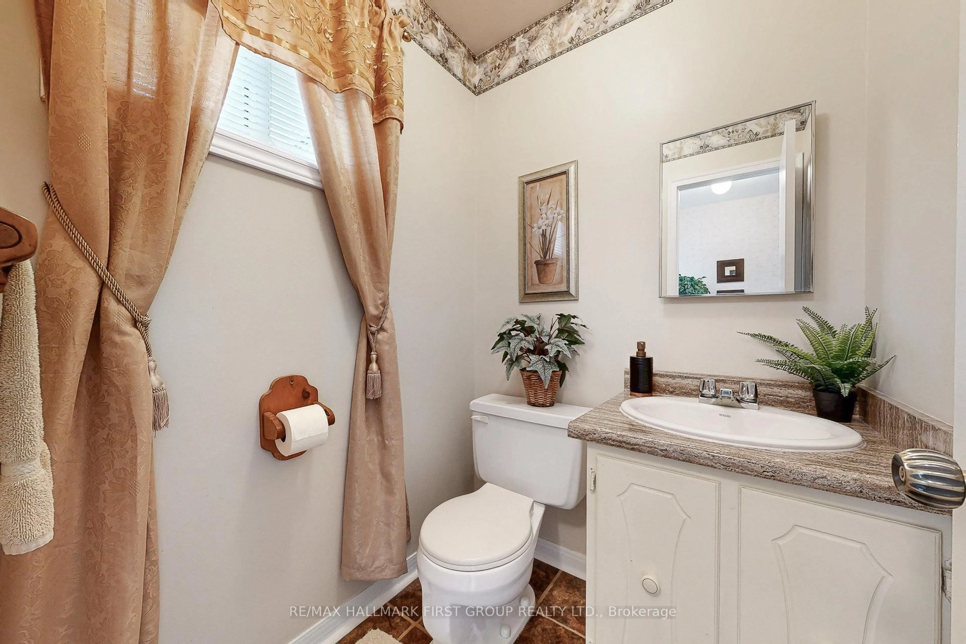 Standard bathroom, ceramic/tile floor for 512 Creekview Circ, Pickering Ontario L1W 2Z6