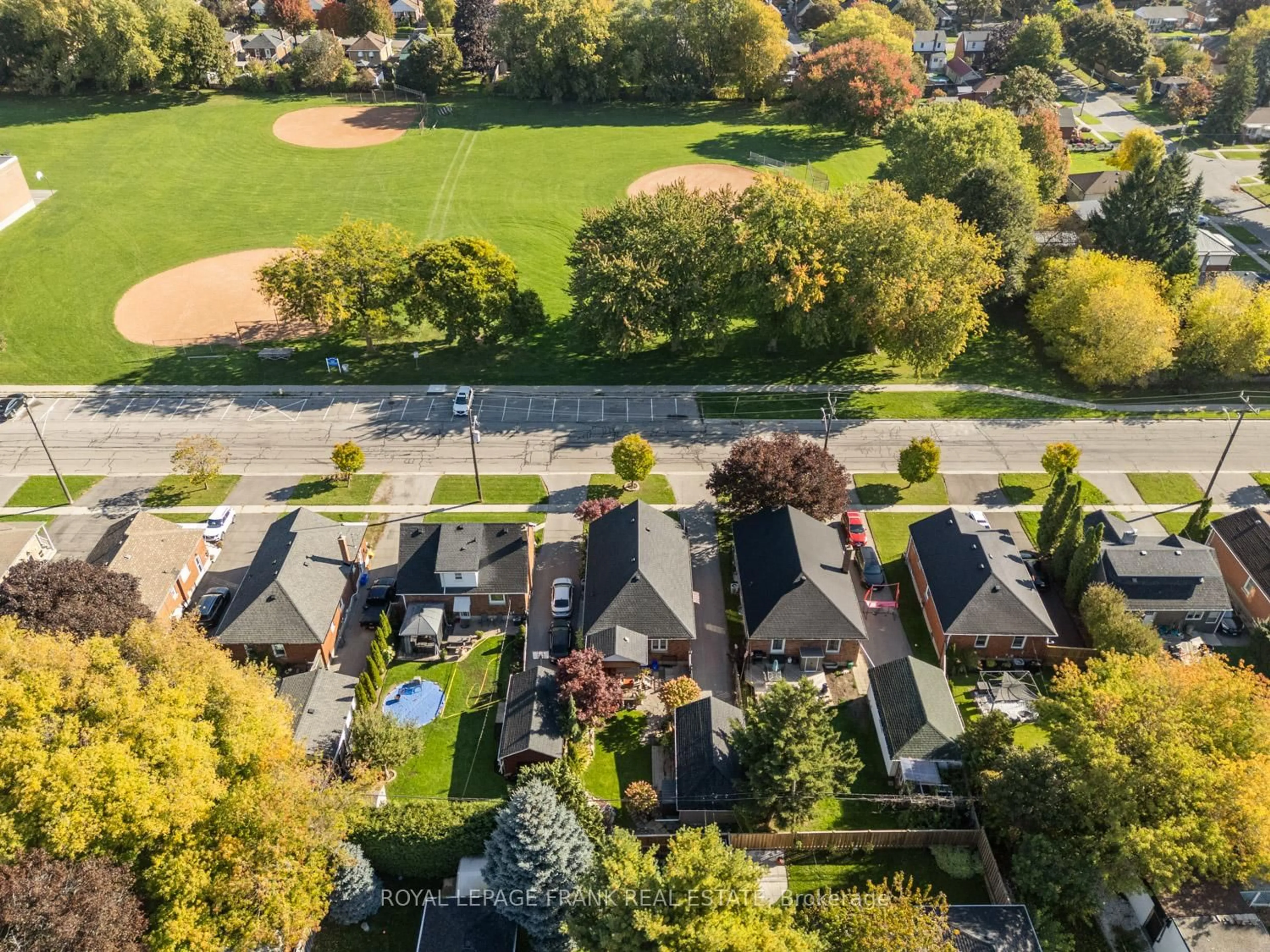 A pic from outside/outdoor area/front of a property/back of a property/a pic from drone, street for 234 Central Park Blvd, Oshawa Ontario L1H 5W8