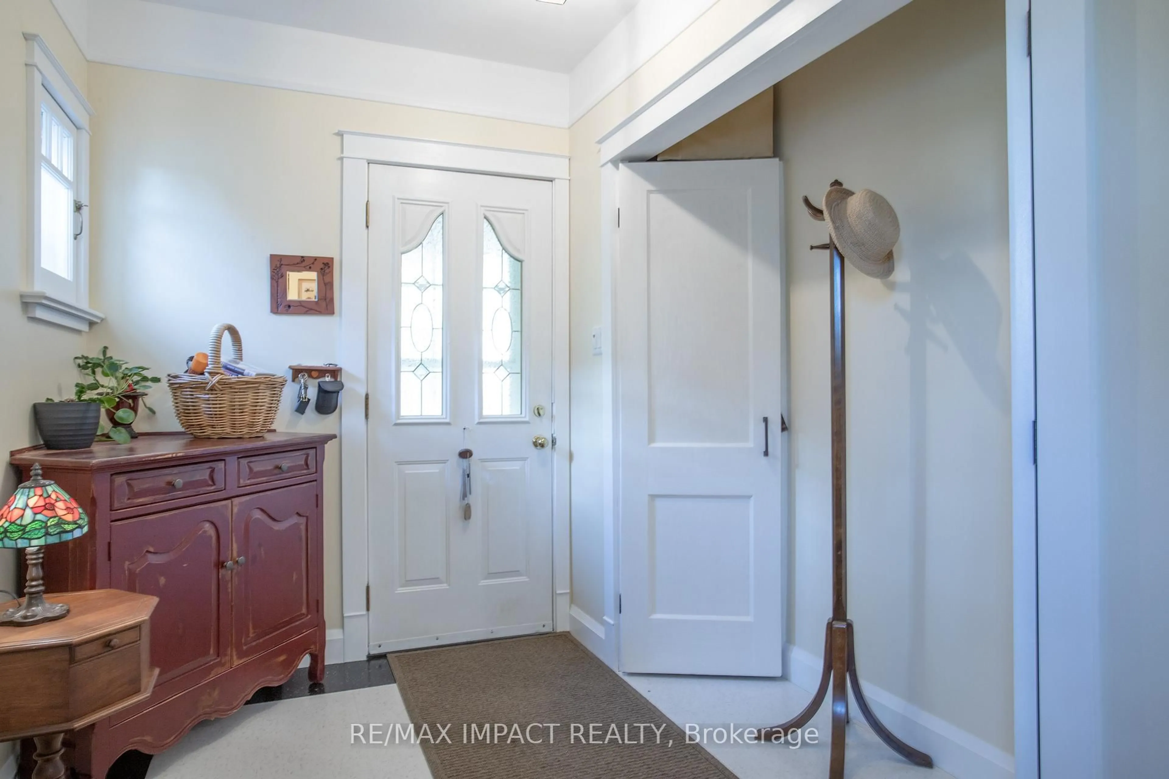 Indoor entryway for 45 Burk St, Oshawa Ontario L1J 4C1