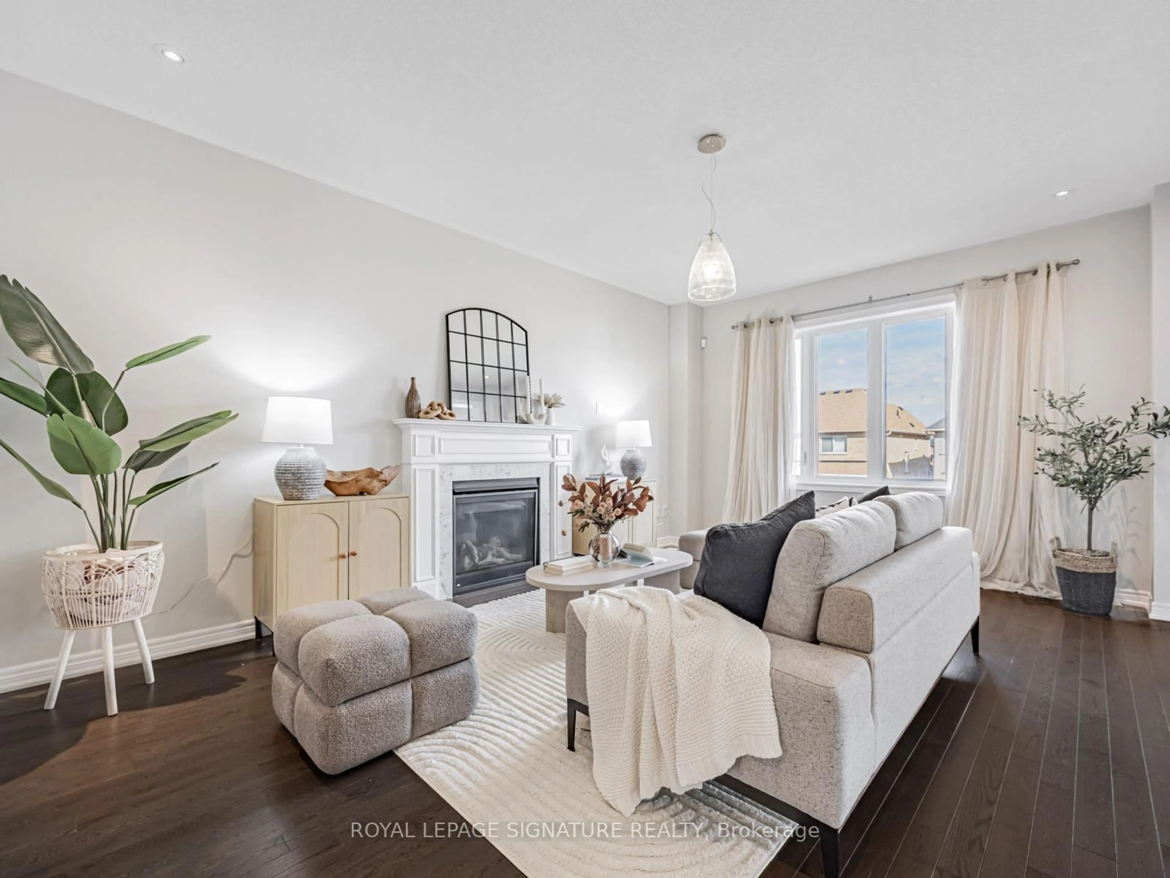Living room with furniture, wood/laminate floor for 135 Woolacott Lane, Clarington Ontario L1C 0J4