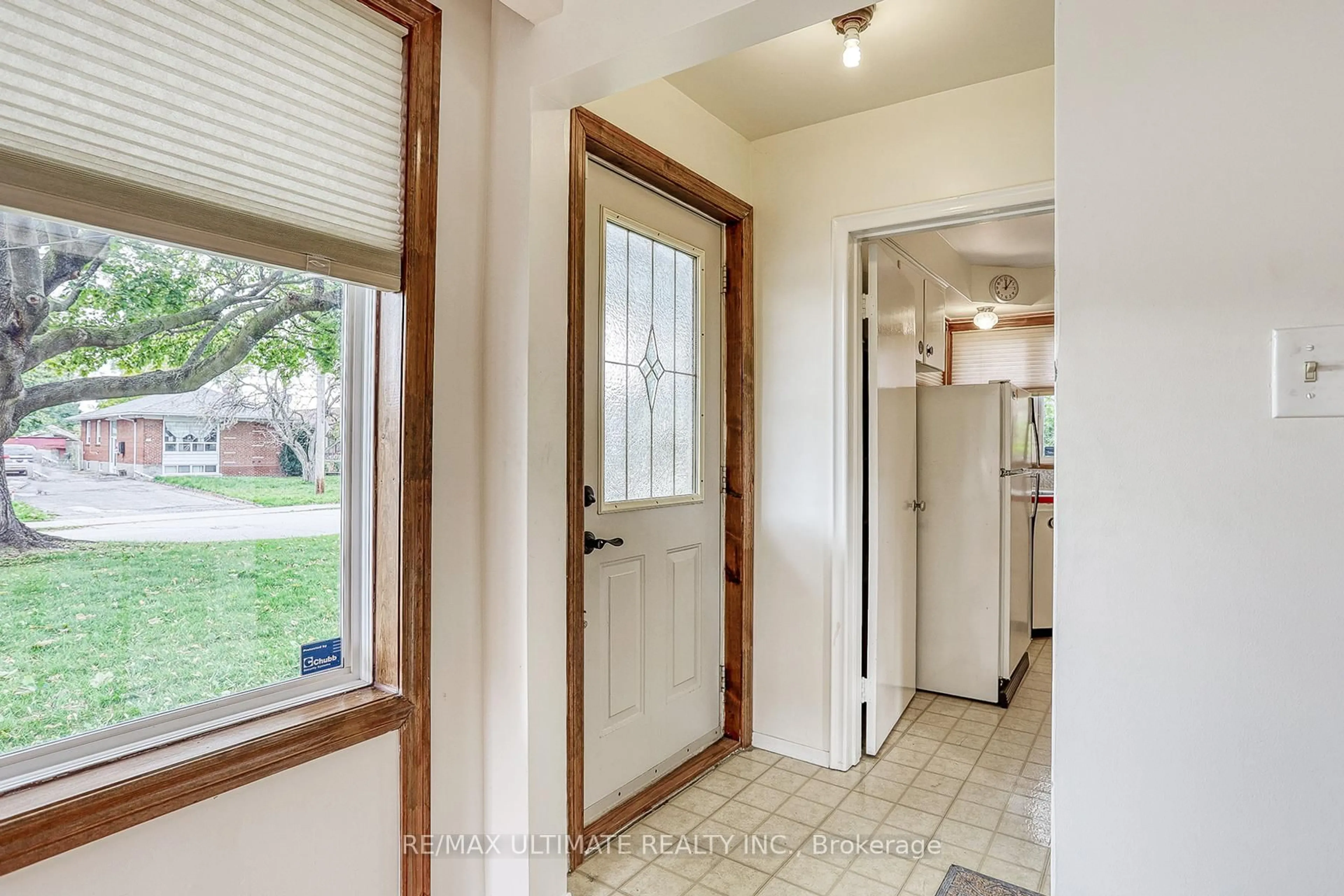 Indoor entryway for 40 Treverton Dr, Toronto Ontario M1K 3S6