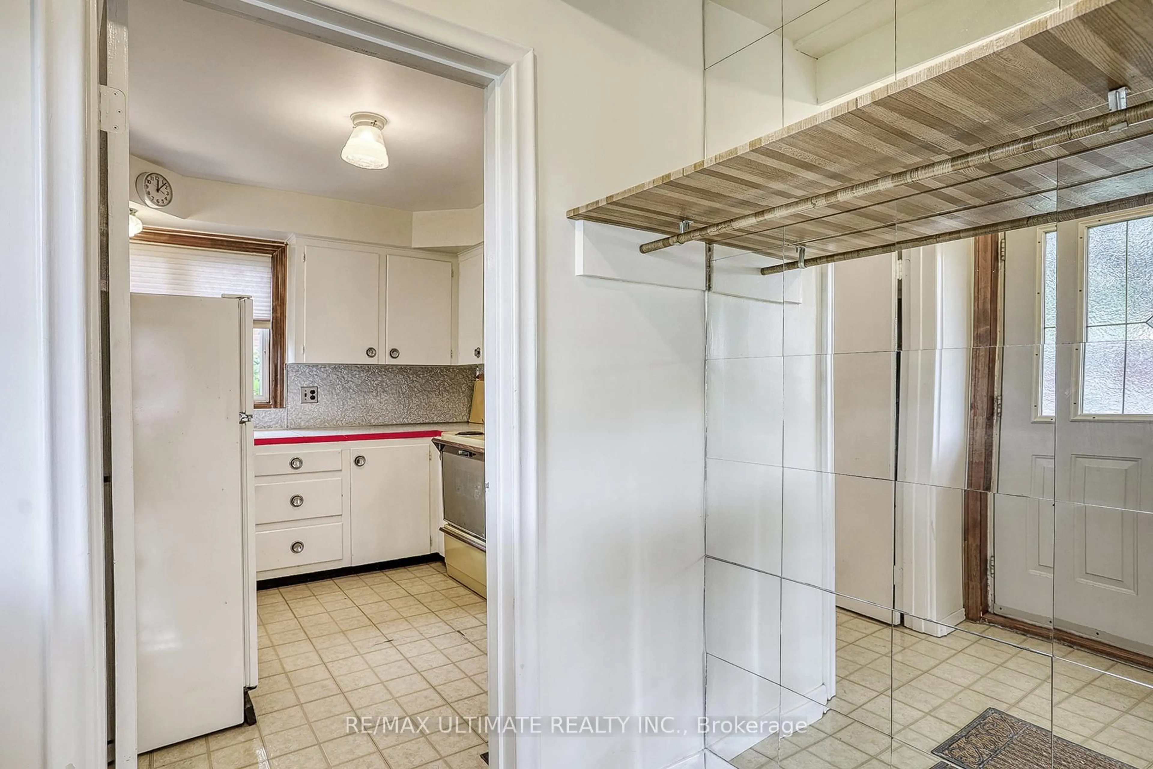 Standard kitchen, ceramic/tile floor for 40 Treverton Dr, Toronto Ontario M1K 3S6