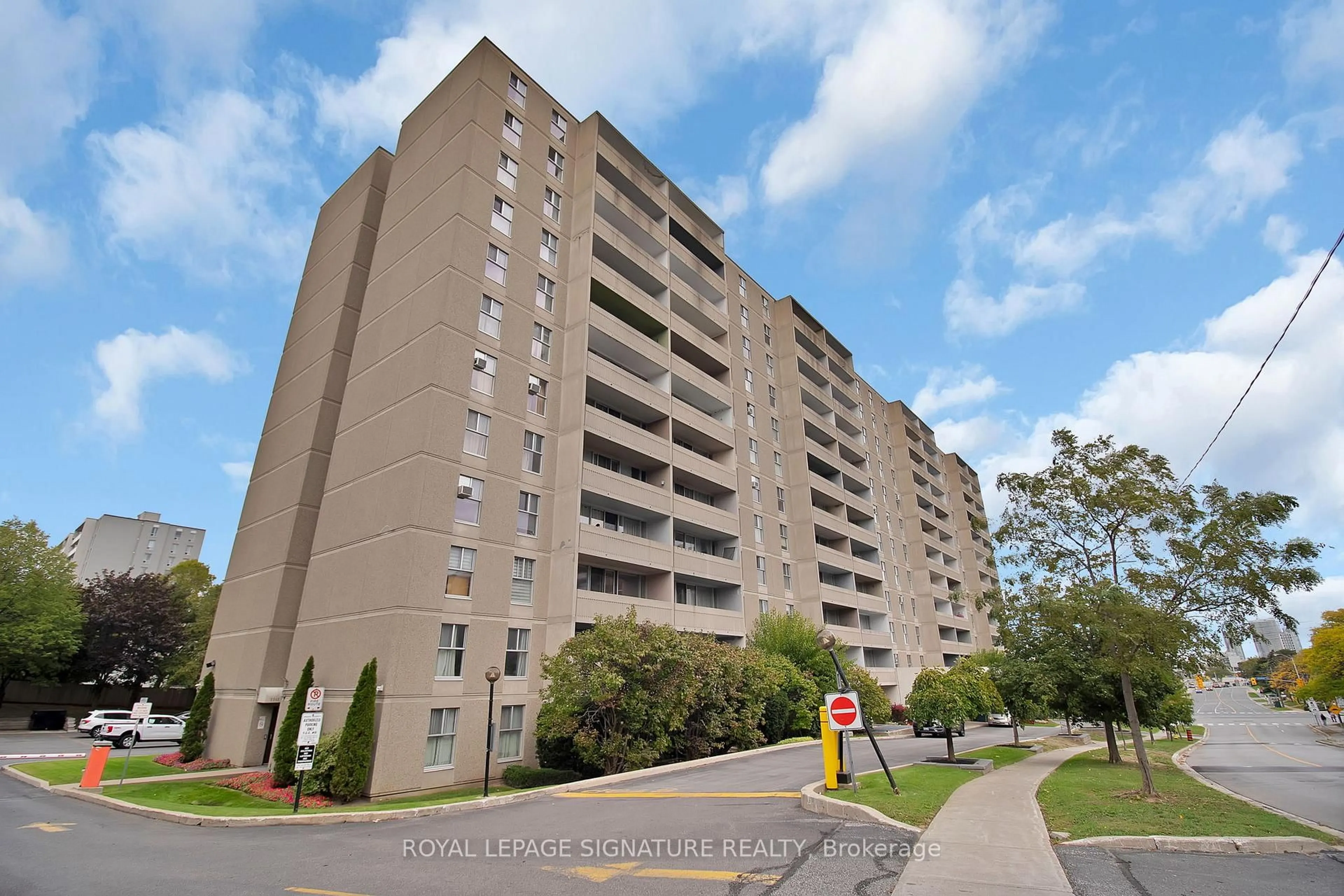 A pic from outside/outdoor area/front of a property/back of a property/a pic from drone, unknown for 2 Glamorgan Ave #802, Toronto Ontario M1P 2M8