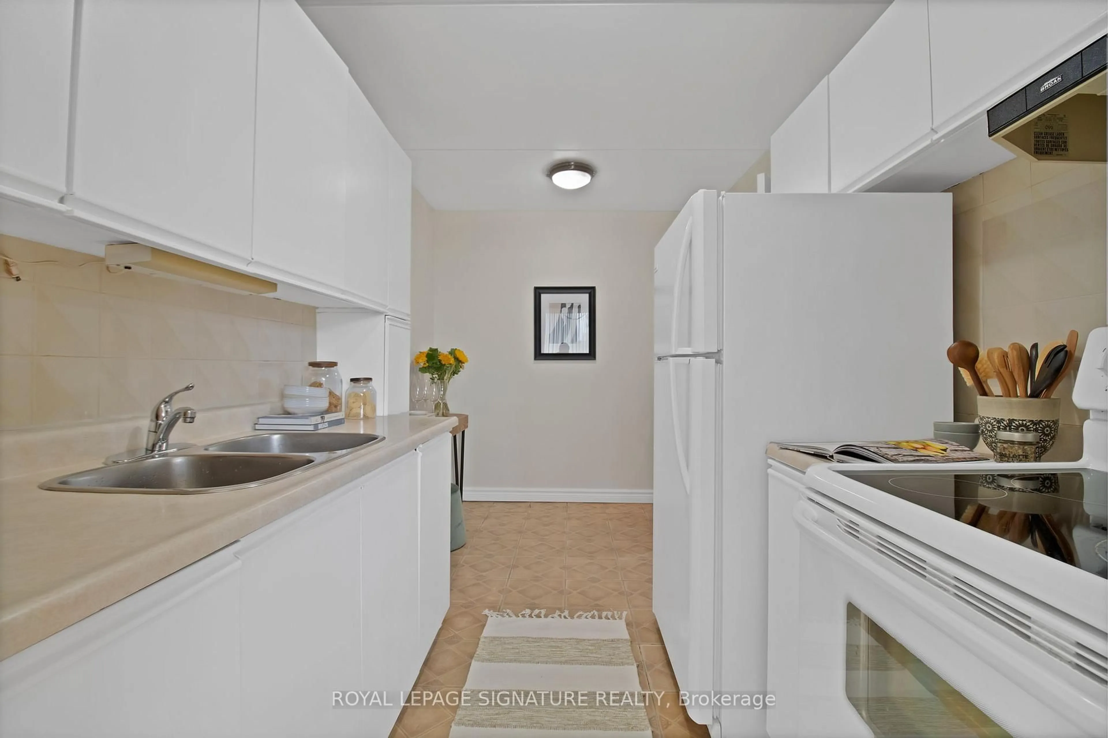 Standard kitchen, unknown for 2 Glamorgan Ave #802, Toronto Ontario M1P 2M8