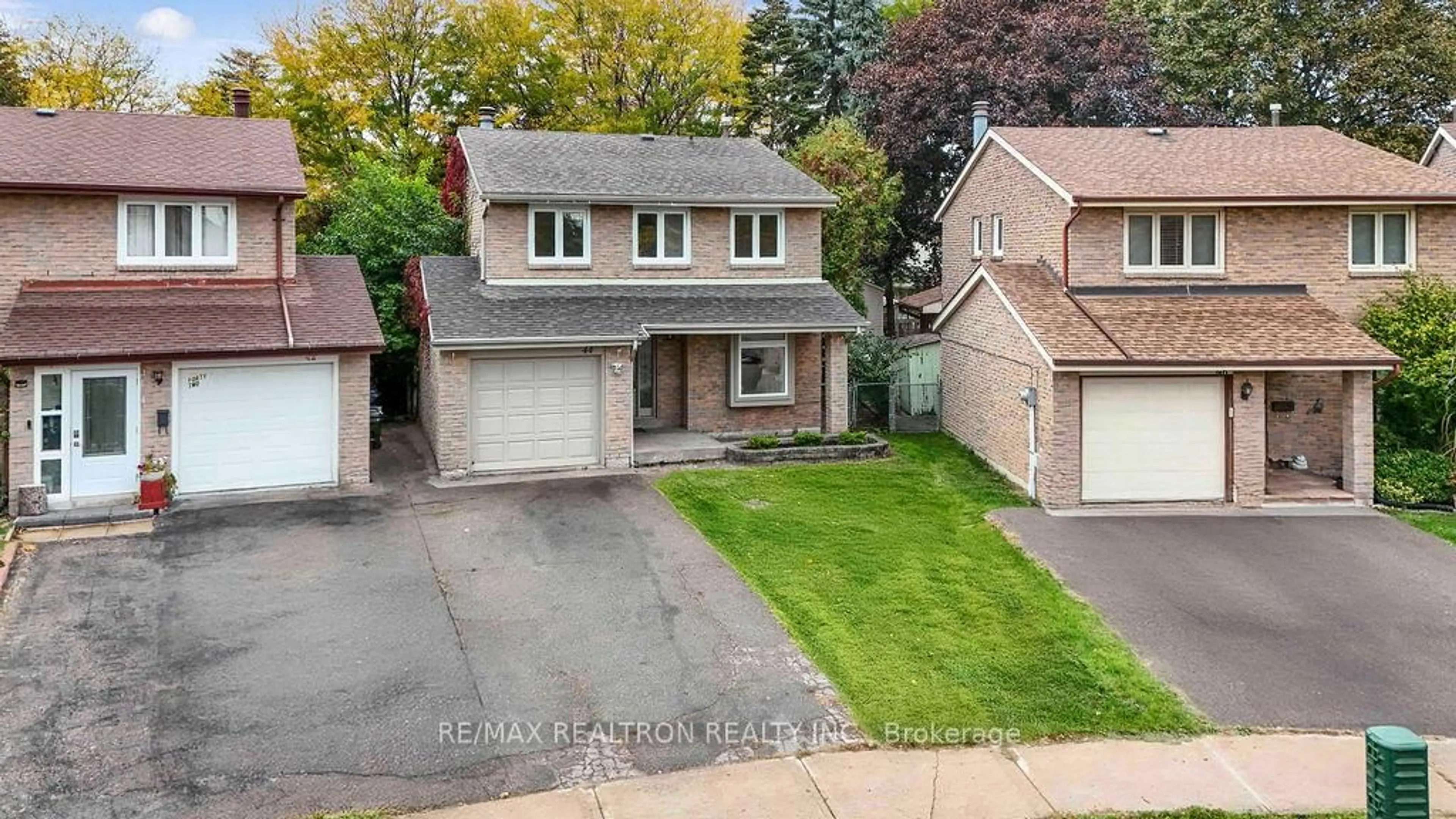 A pic from outside/outdoor area/front of a property/back of a property/a pic from drone, street for 44 Hood Cres, Toronto Ontario M1W 3C1