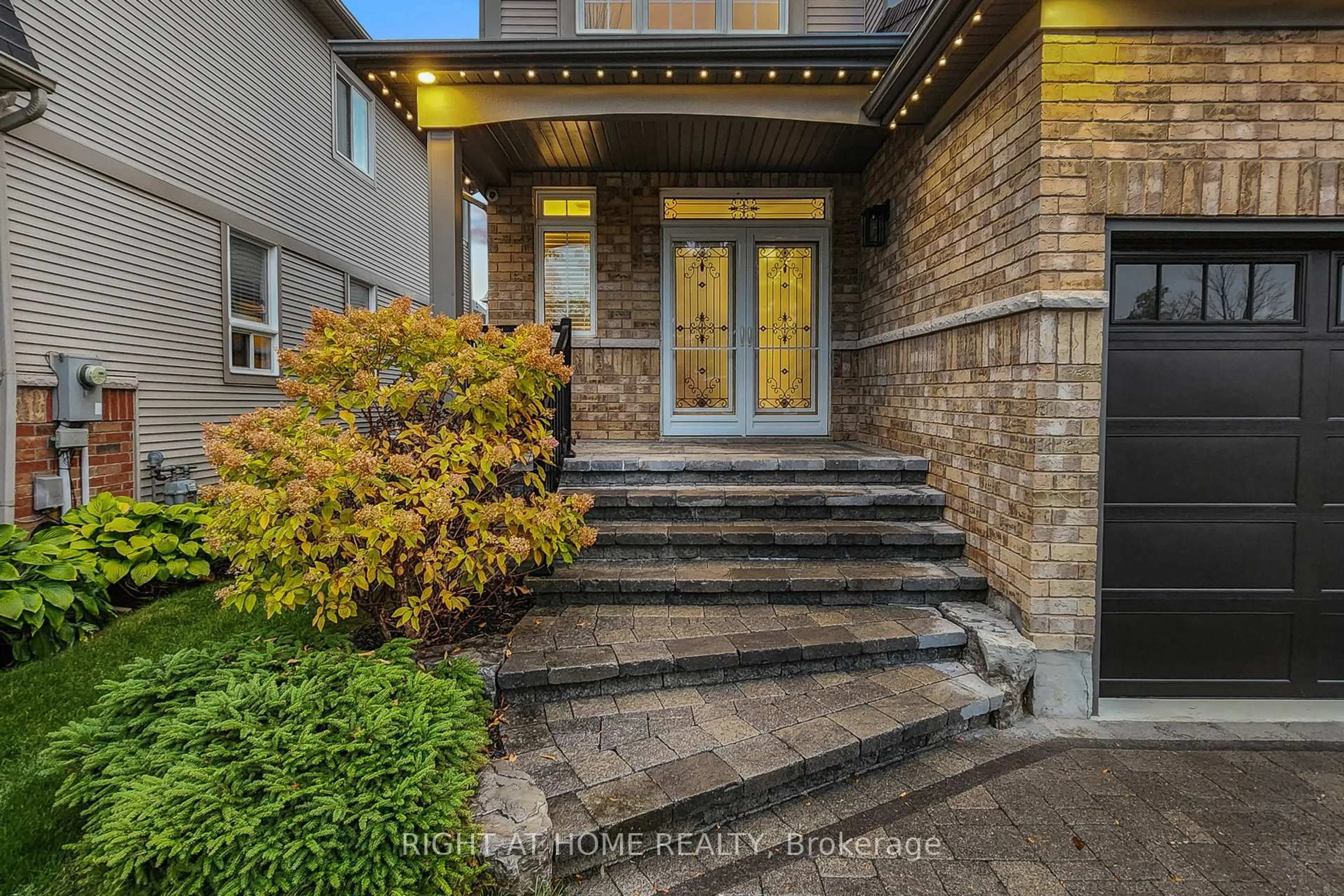 Indoor entryway for 186 Bons Ave, Clarington Ontario L1C 0H8