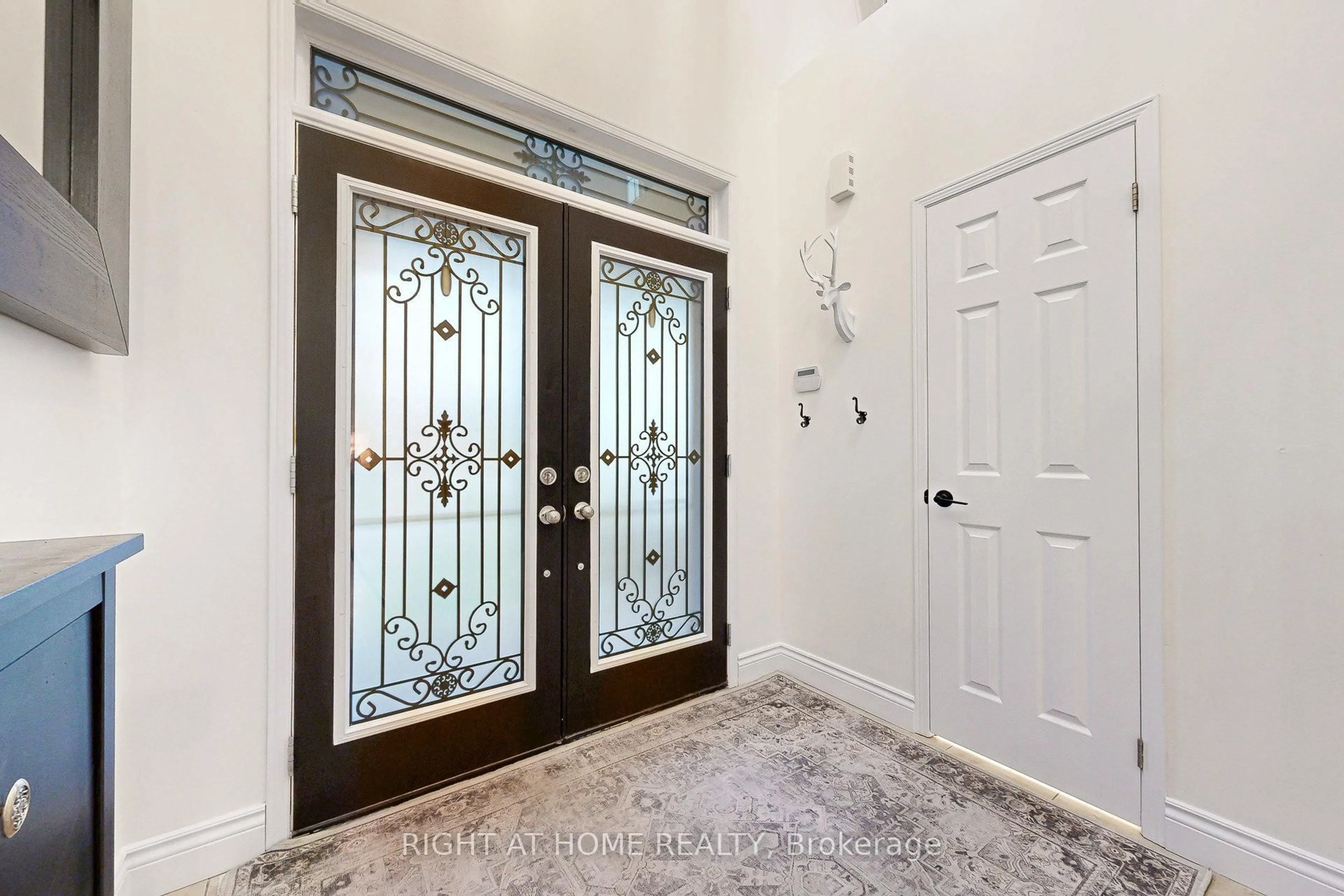 Indoor entryway for 186 Bons Ave, Clarington Ontario L1C 0H8