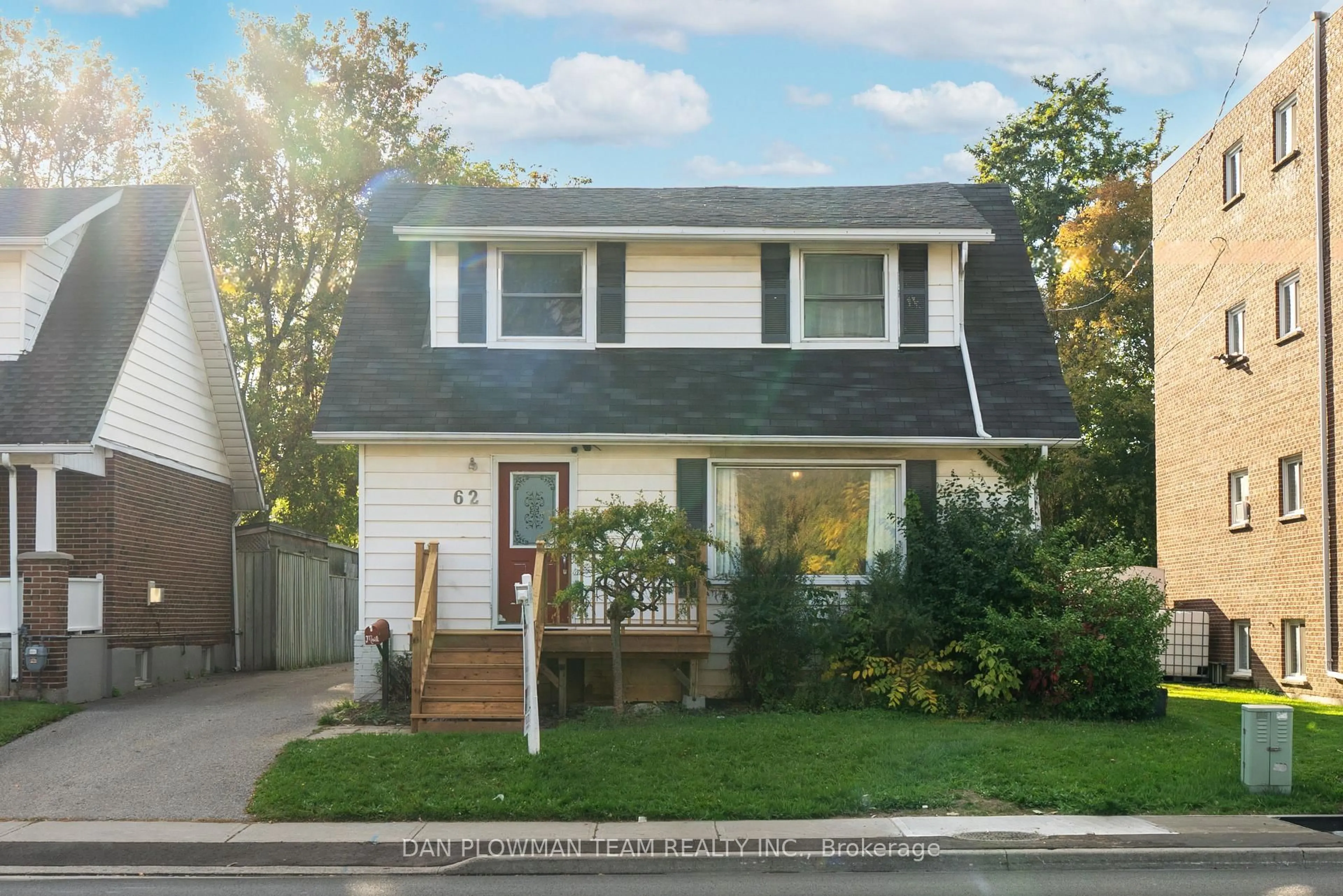 Home with vinyl exterior material, street for 62 Park Rd, Oshawa Ontario L1J 4G9