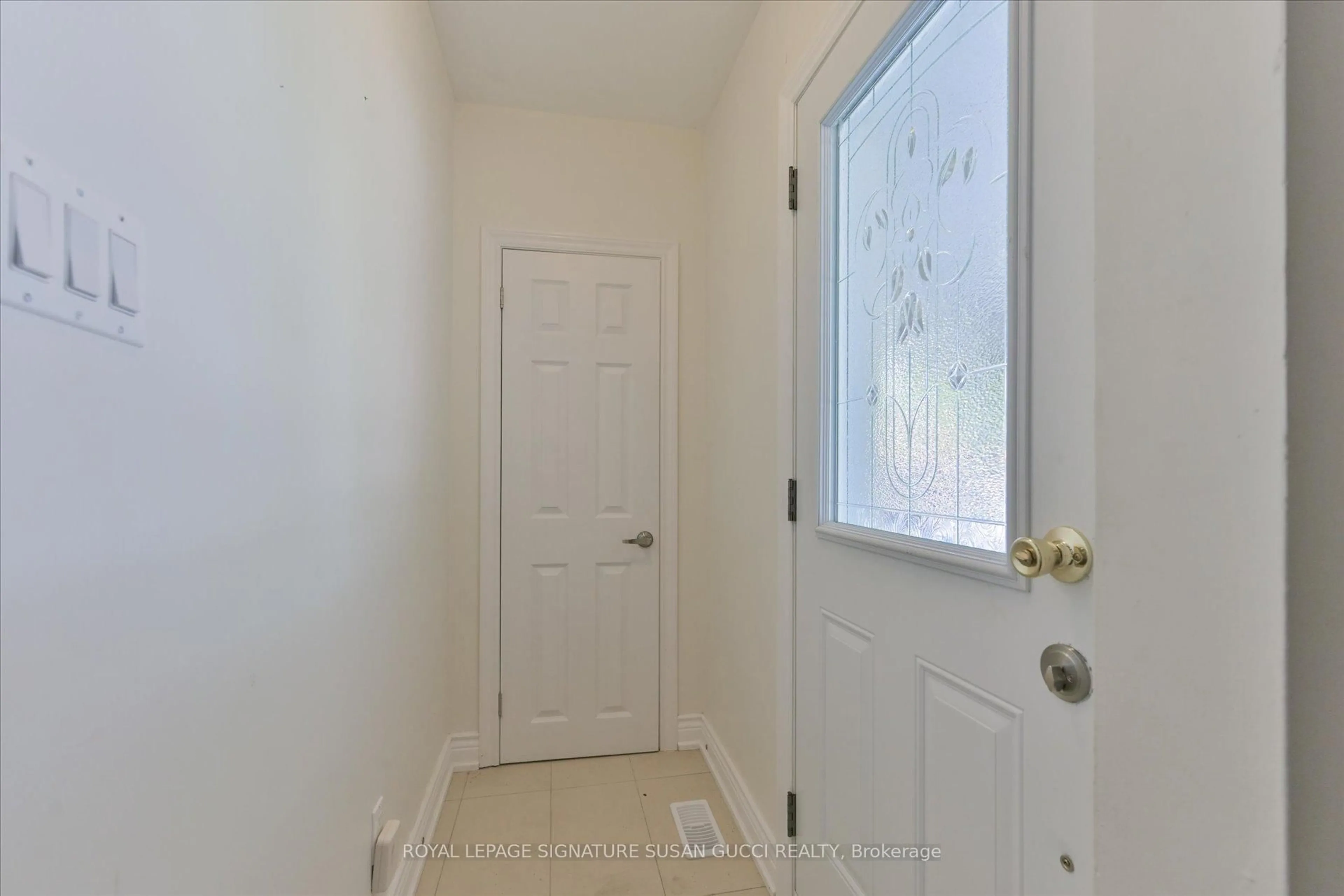 Indoor entryway for 127 Furnival Rd, Toronto Ontario M4B 1W7