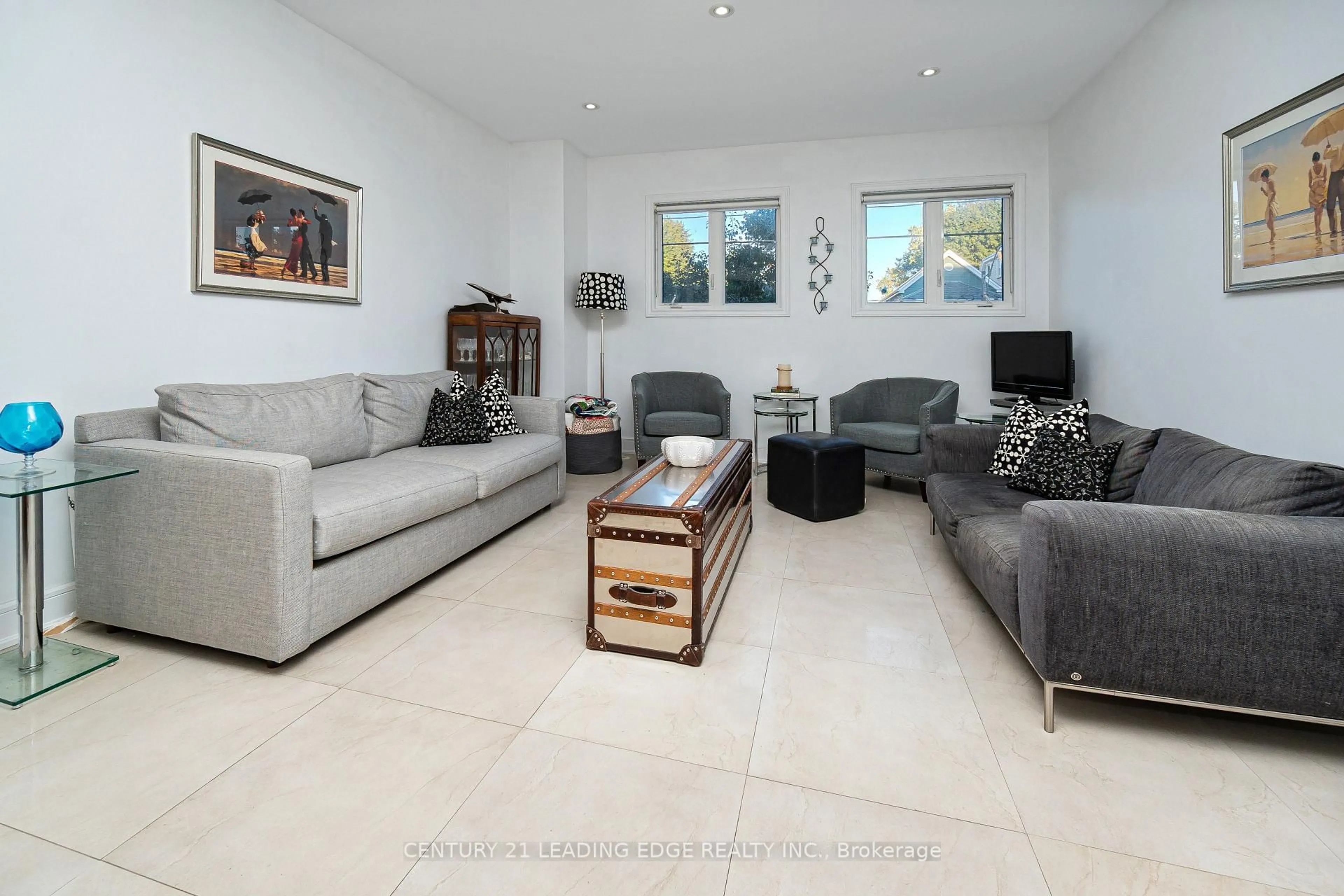 Living room with furniture, unknown for 82 Woodbine Ave, Toronto Ontario M4L 2A2