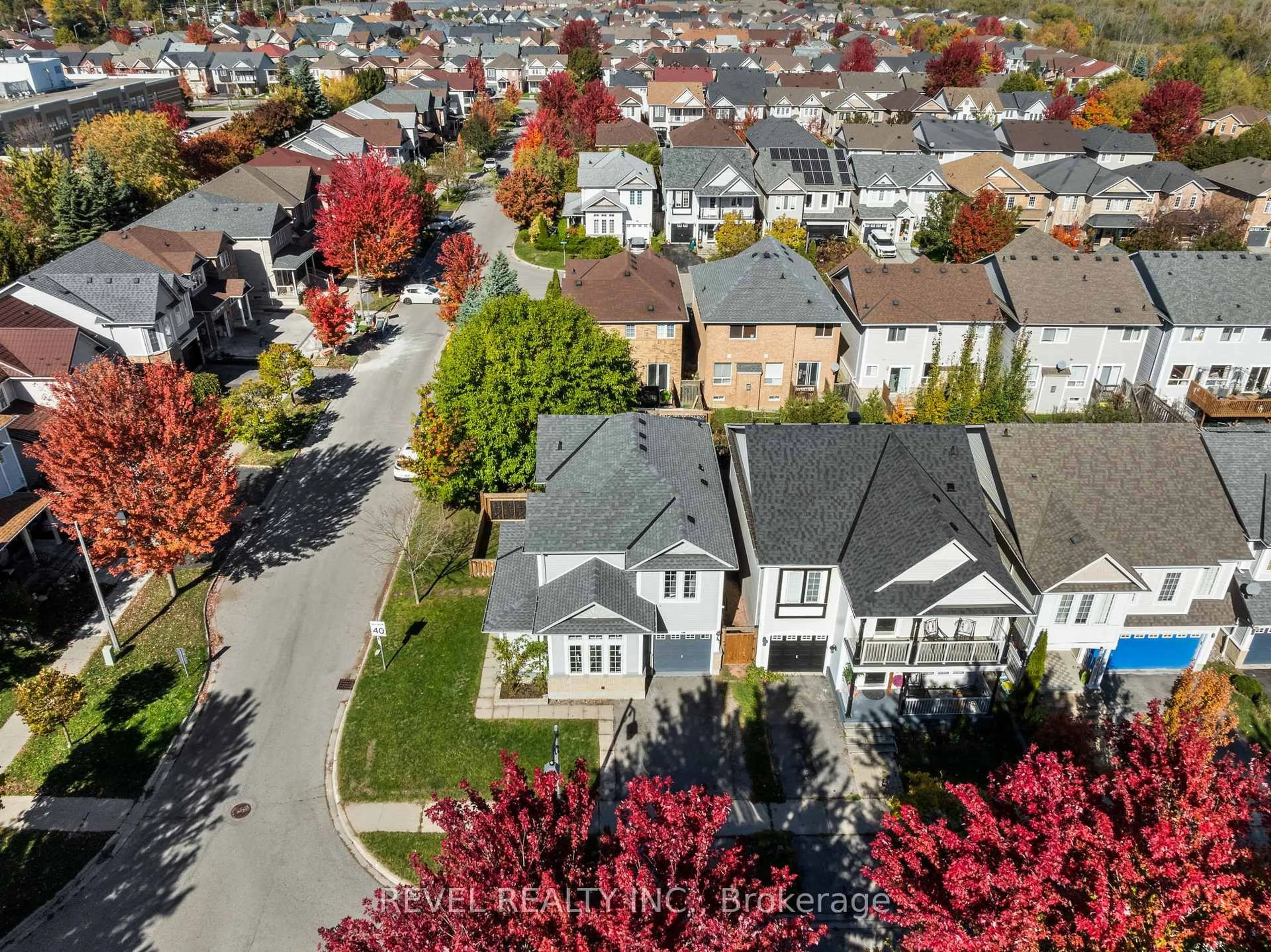 A pic from outside/outdoor area/front of a property/back of a property/a pic from drone, street for 17 Hirons Dr, Ajax Ontario L1S 7N4