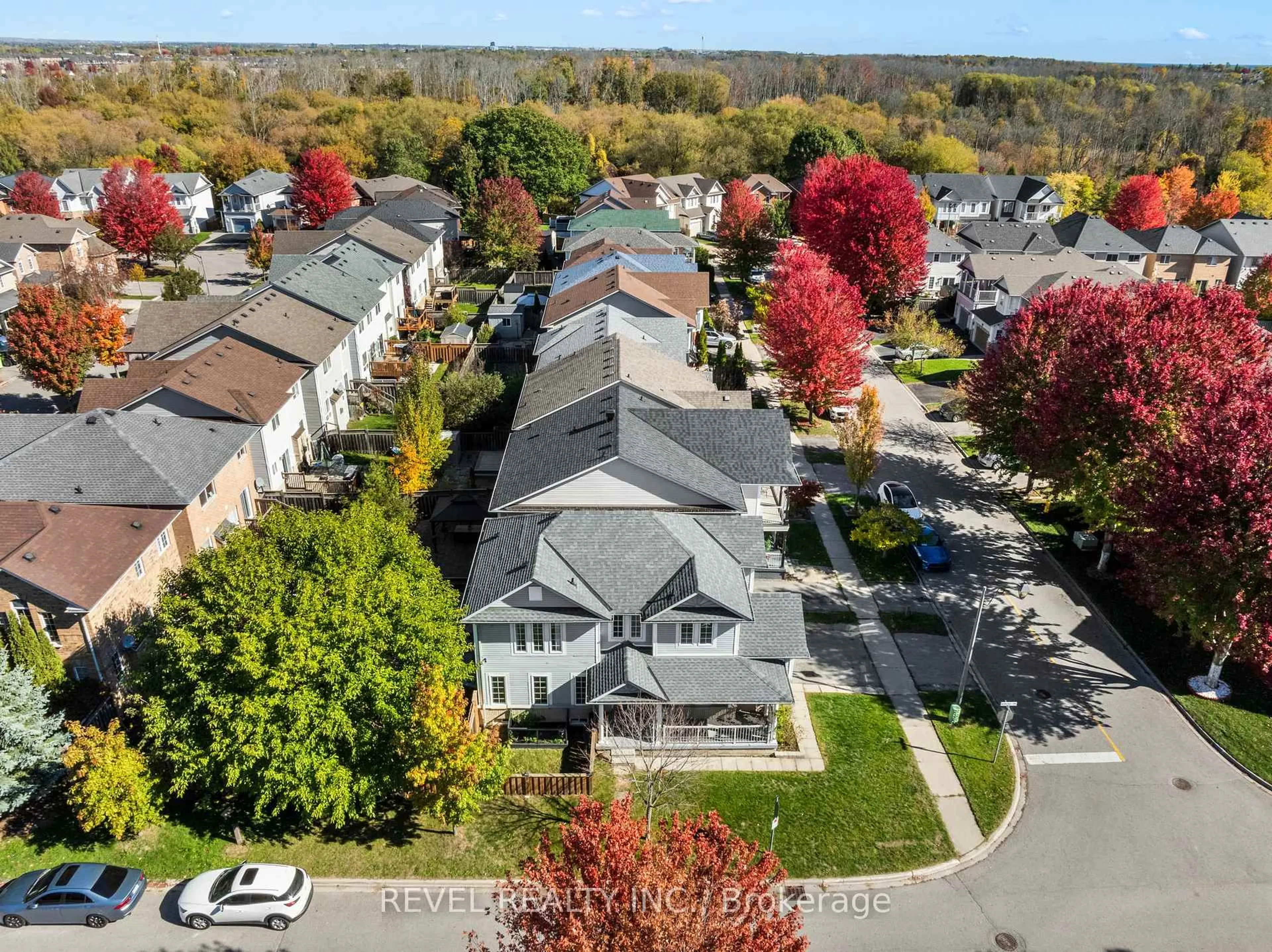A pic from outside/outdoor area/front of a property/back of a property/a pic from drone, street for 17 Hirons Dr, Ajax Ontario L1S 7N4