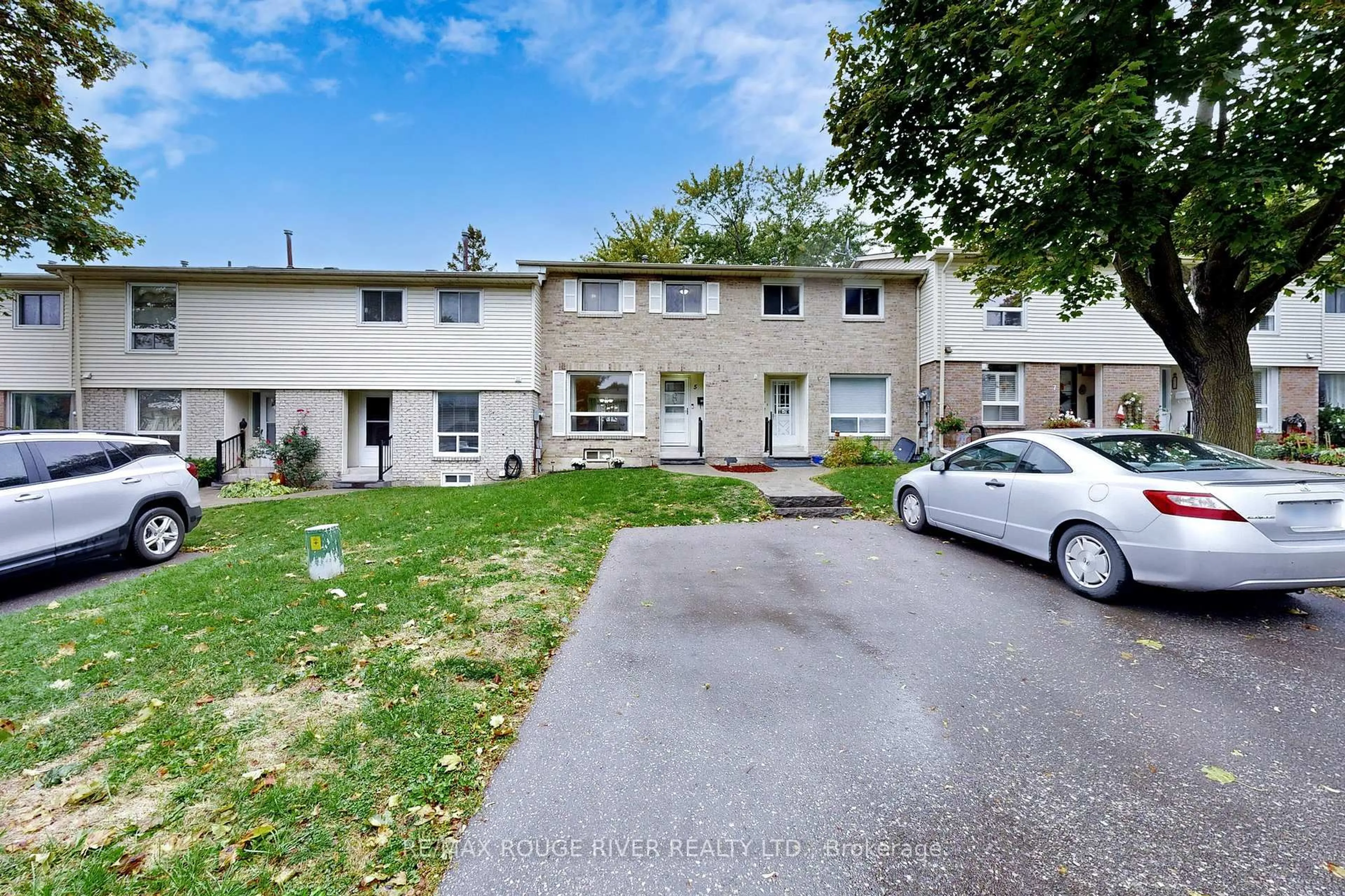 A pic from outside/outdoor area/front of a property/back of a property/a pic from drone, street for 611 Galahad Dr #5, Oshawa Ontario L1K 1M1