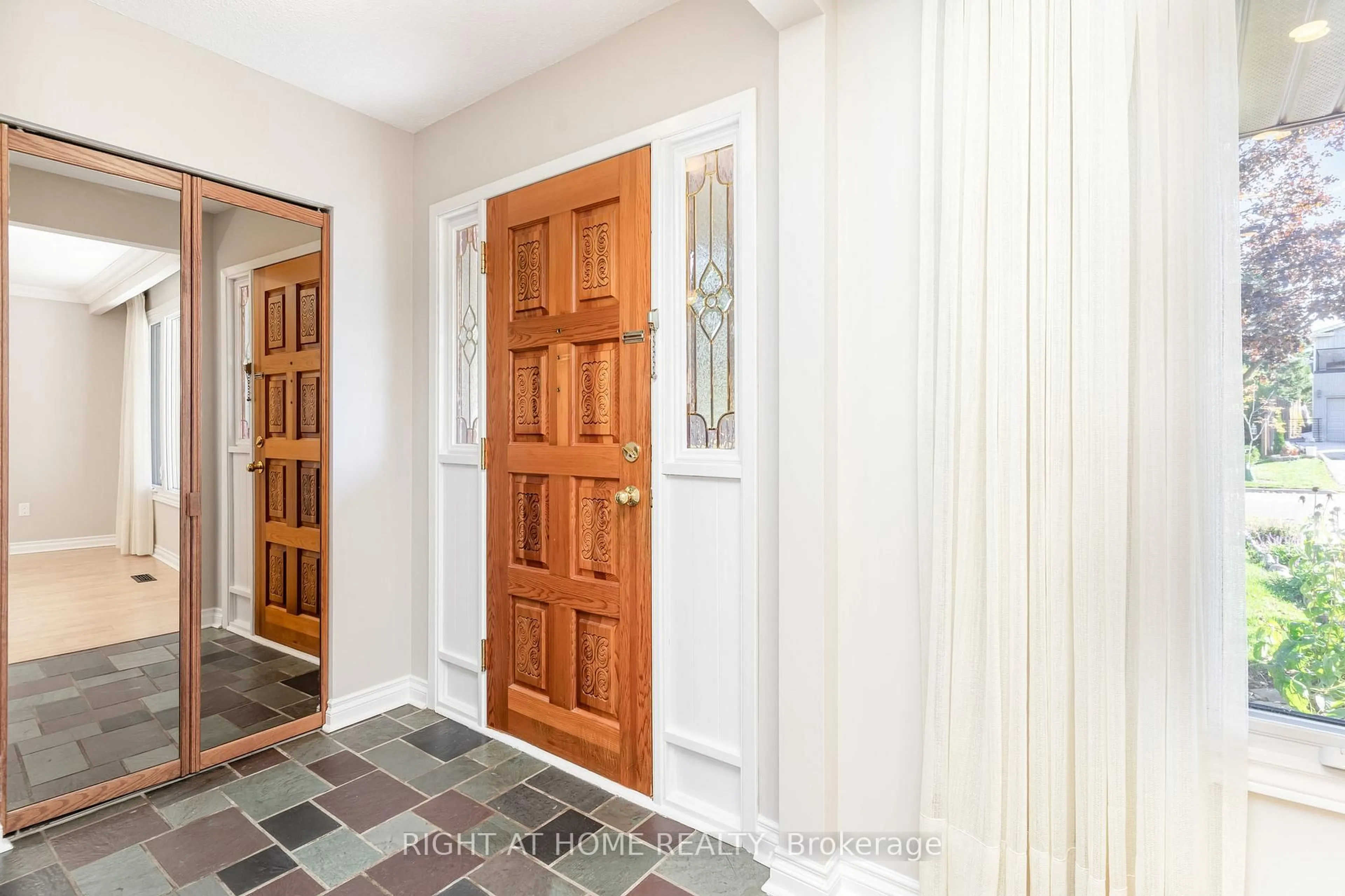 Indoor entryway for 420 Safari Dr, Oshawa Ontario L1K 1B6