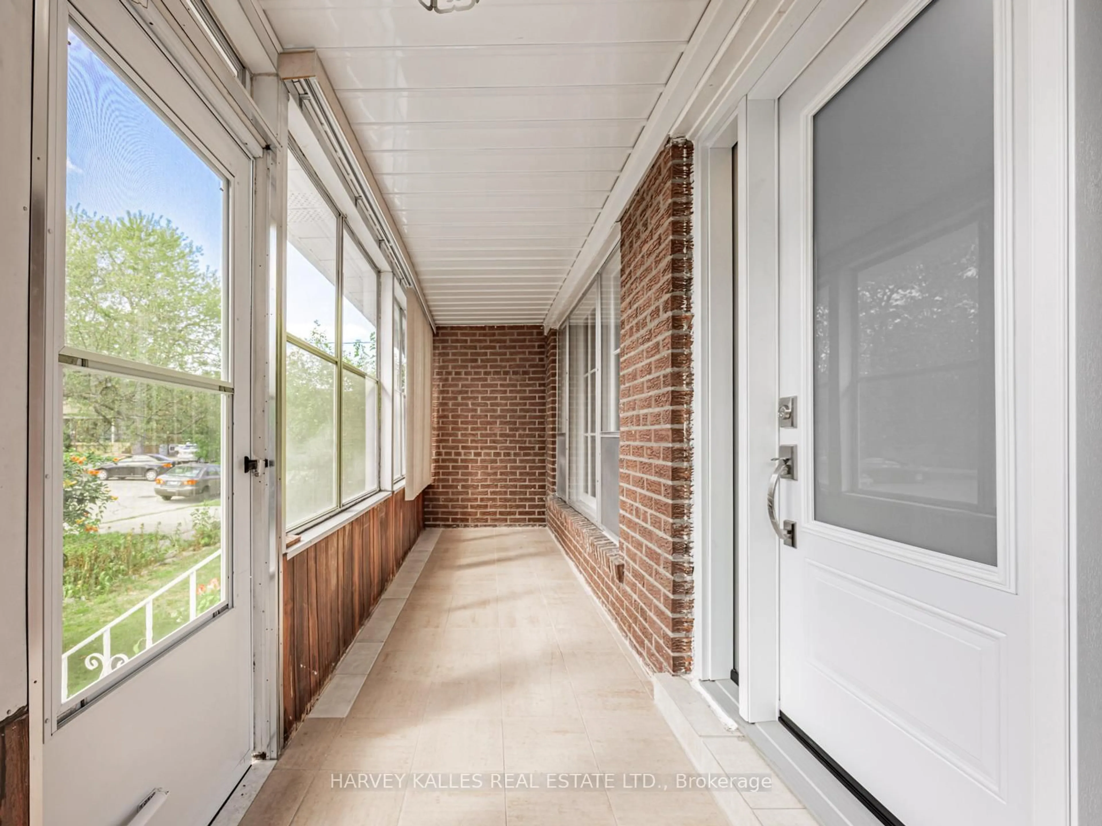 Indoor entryway for 205 Vauxhall Dr, Toronto Ontario M1P 1R6