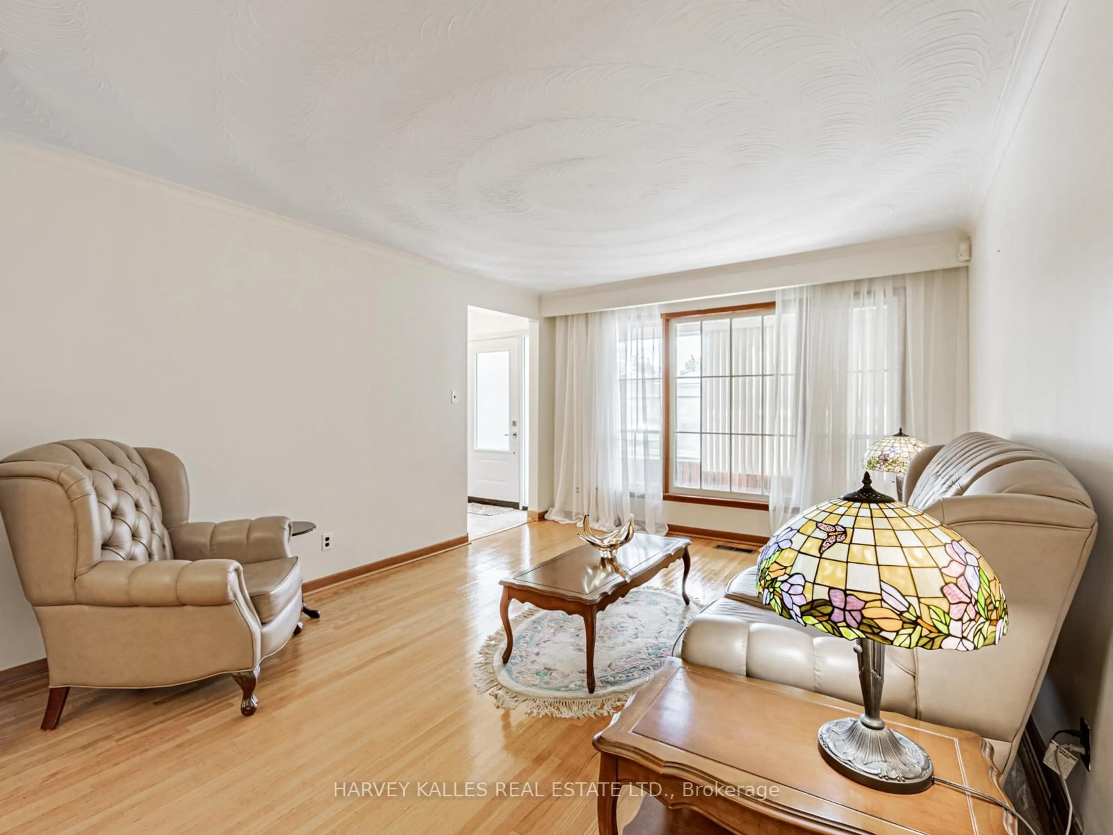 Living room with furniture, wood/laminate floor for 205 Vauxhall Dr, Toronto Ontario M1P 1R6