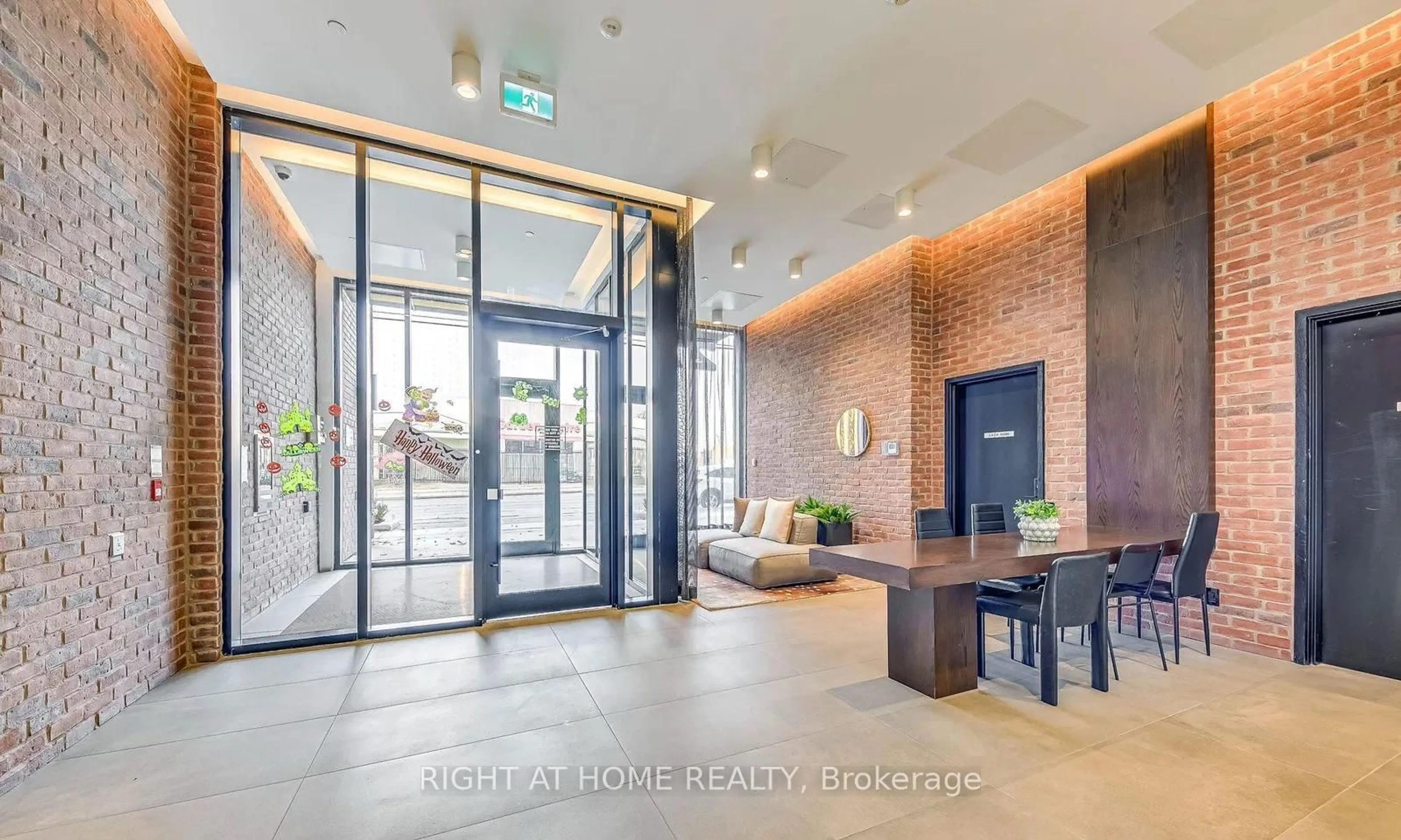 Indoor foyer for 2799 Kingston Rd #501, Toronto Ontario M1M 0E3