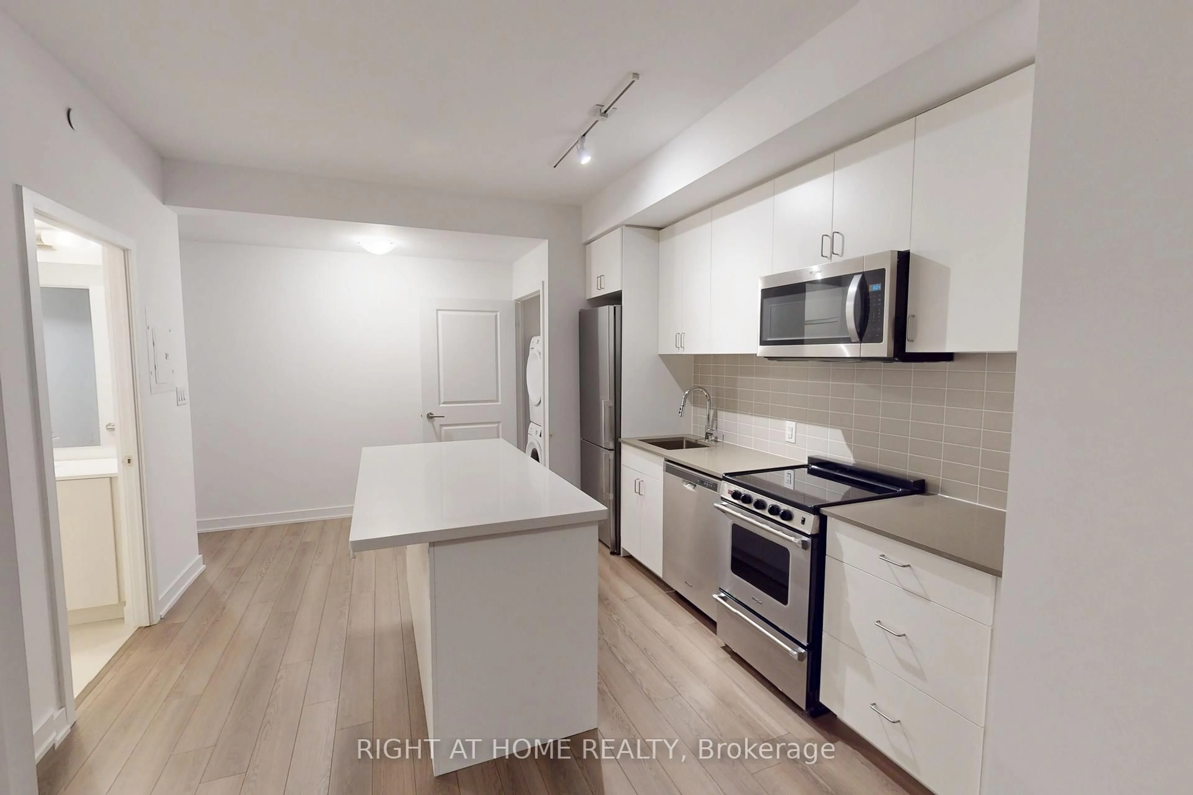 Standard kitchen, unknown for 2799 Kingston Rd #501, Toronto Ontario M1M 0E3