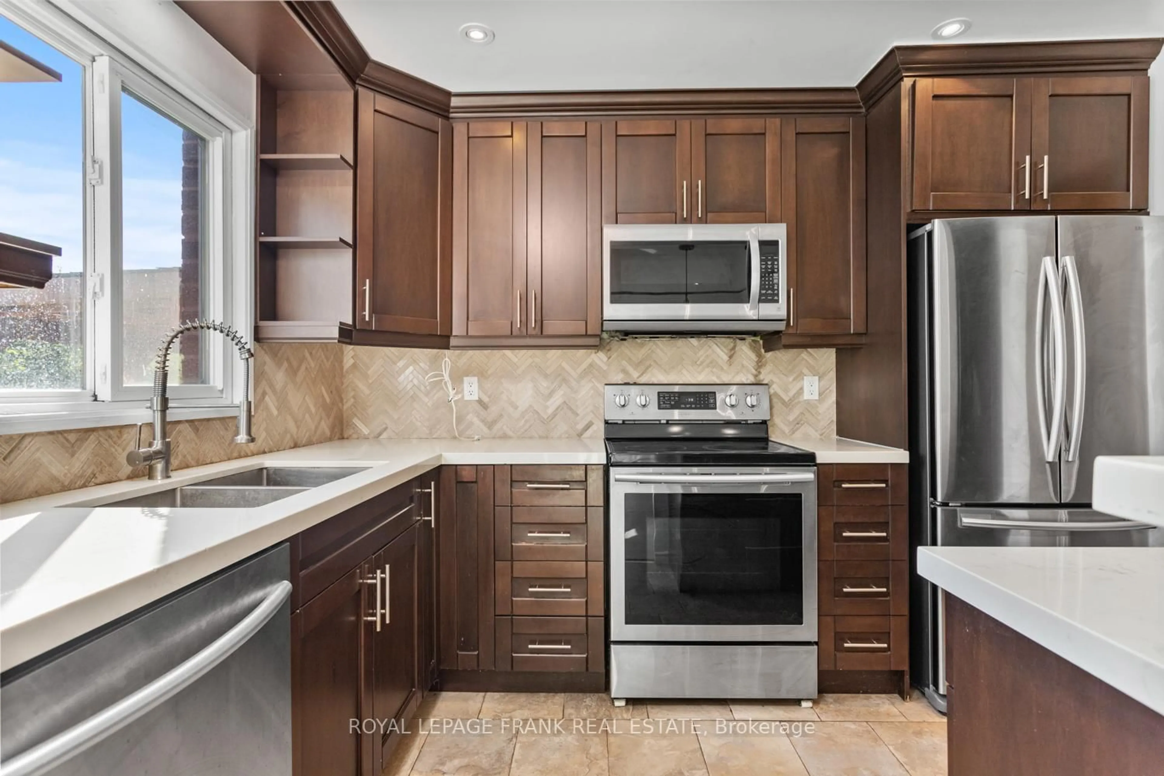 Unknown for 35 Fernbank Pl, Whitby Ontario L1R 1T1