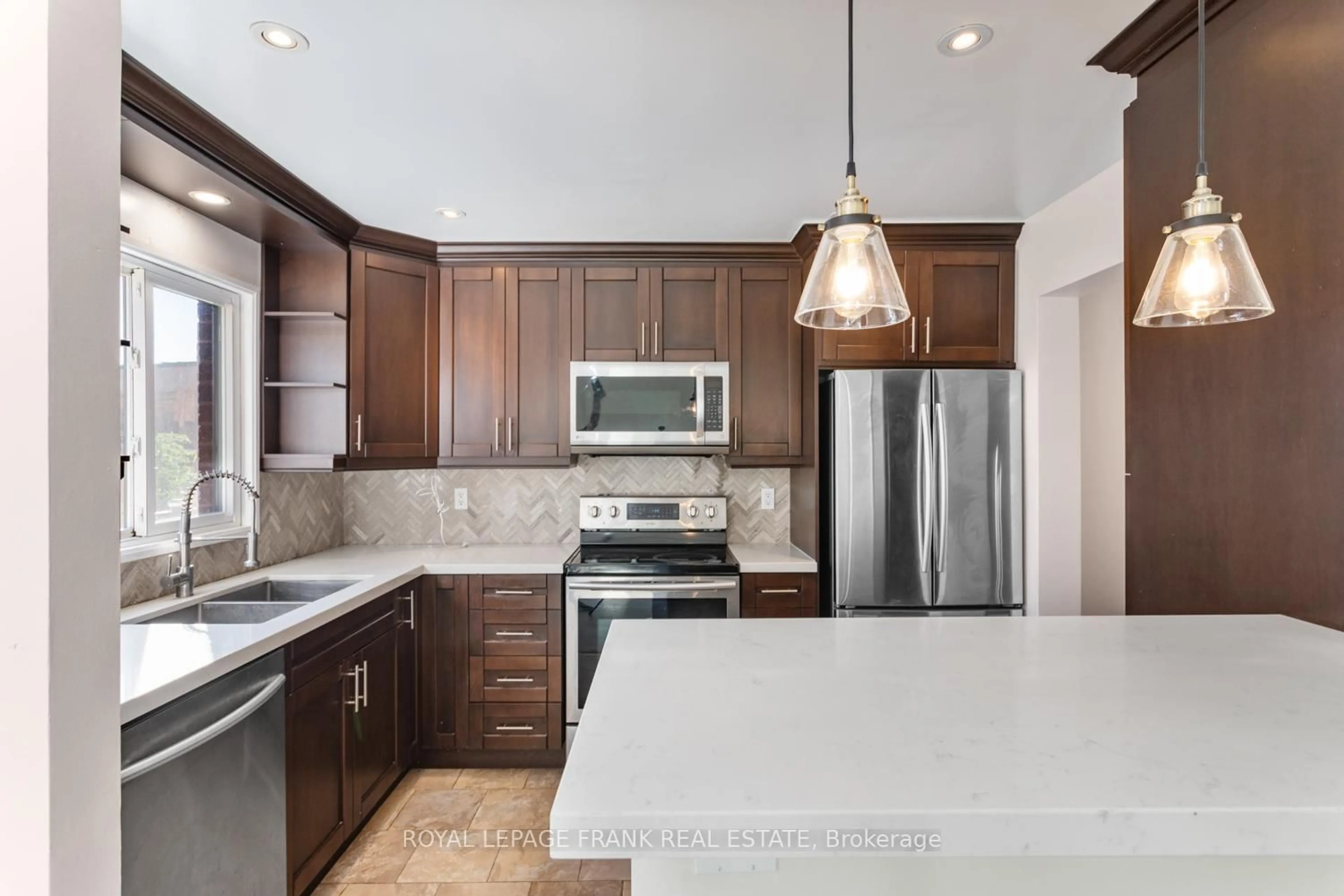 Unknown for 35 Fernbank Pl, Whitby Ontario L1R 1T1