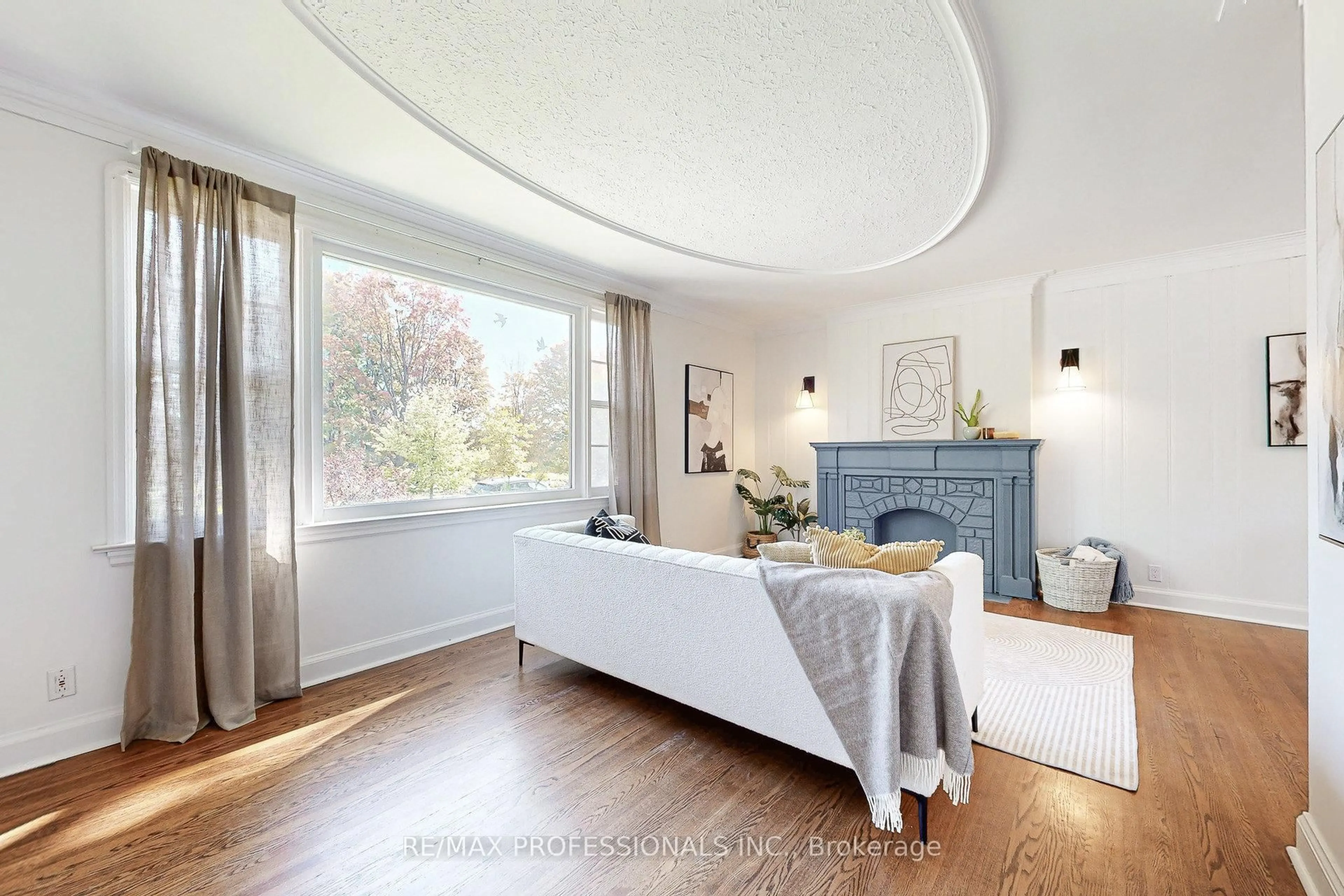 Living room with furniture, unknown for 146 Pinegrove Ave, Toronto Ontario M1N 2G9