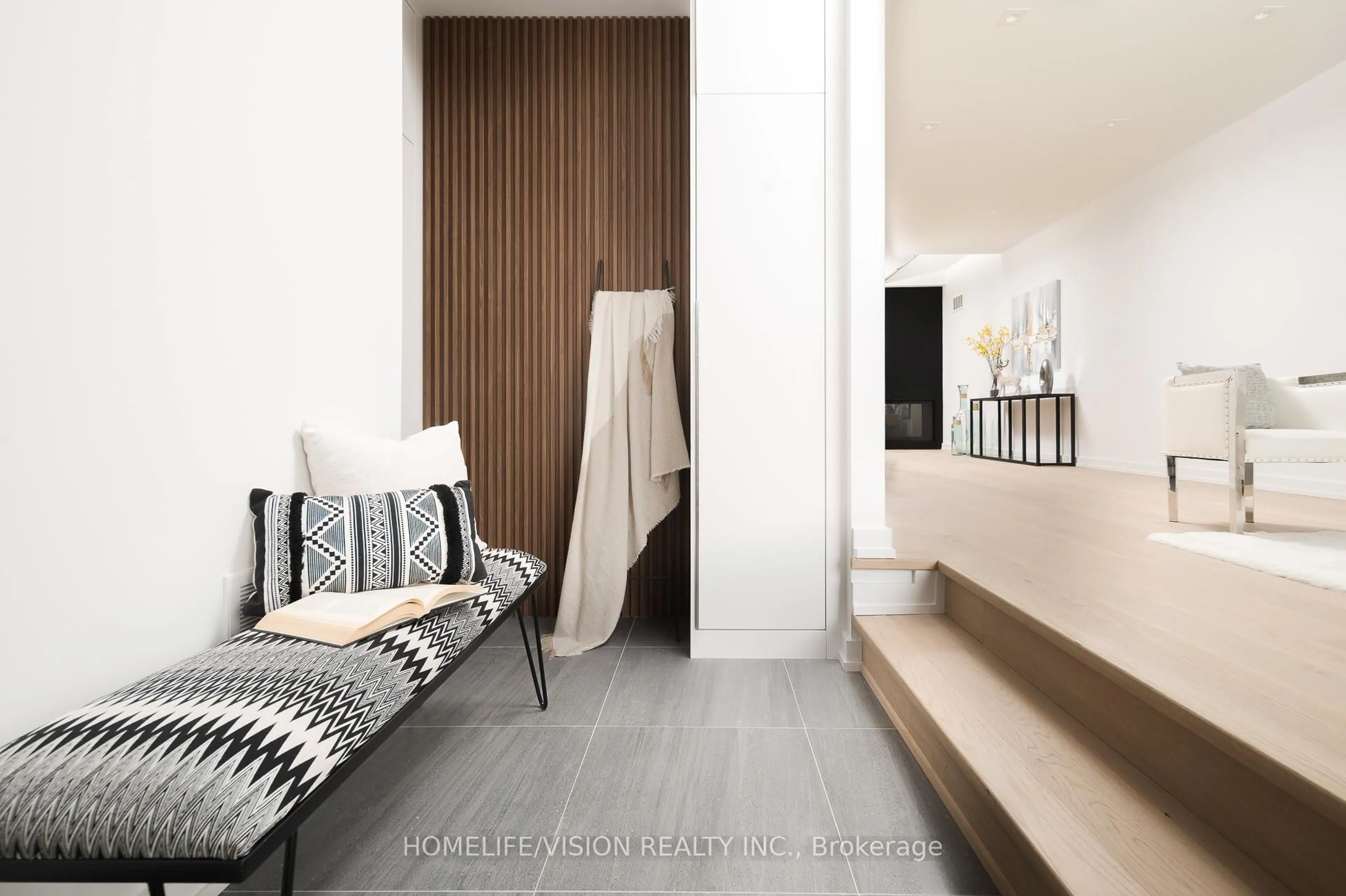 Indoor entryway for 44 Doris Dr, Toronto Ontario M4B 3C9