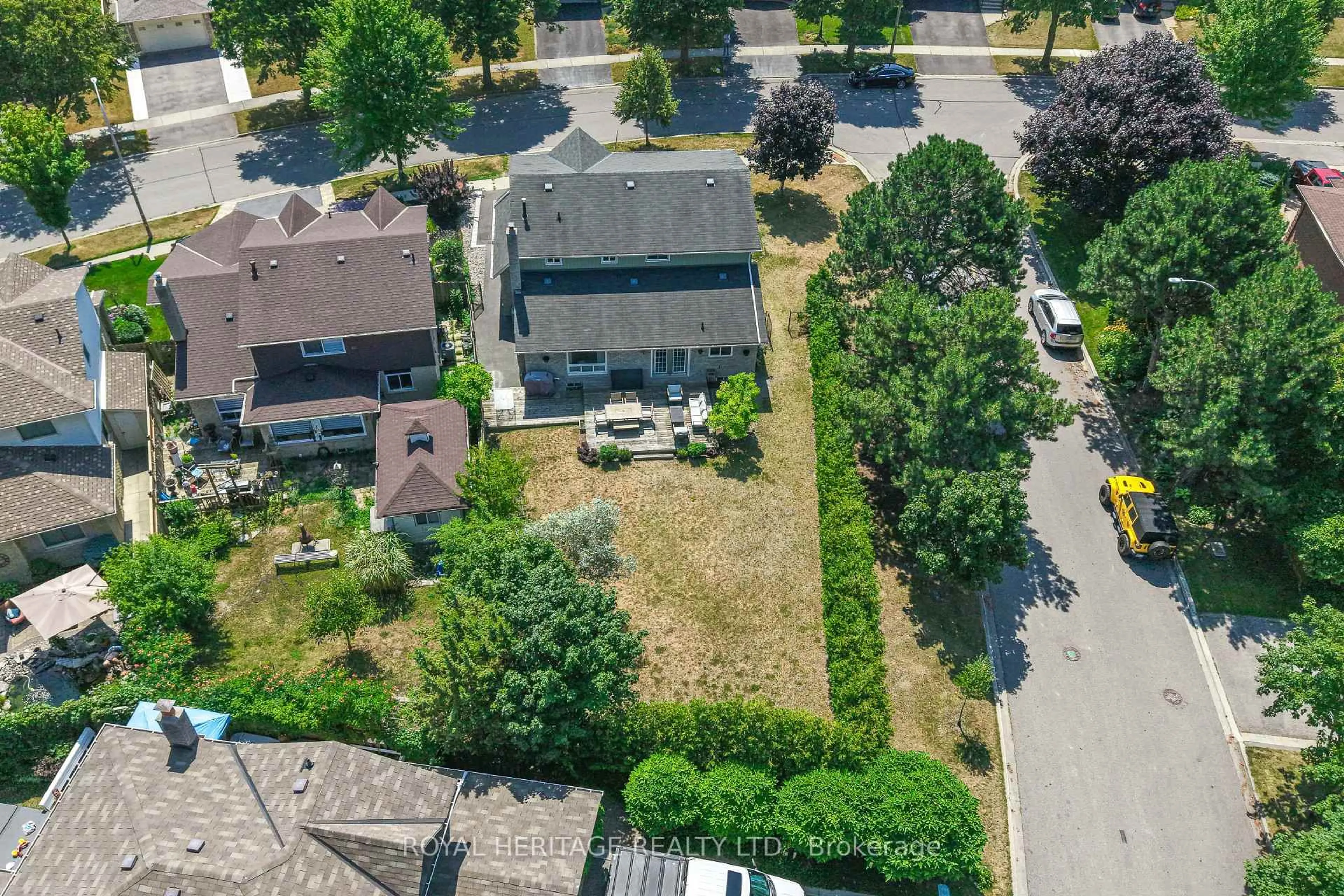 A pic from outside/outdoor area/front of a property/back of a property/a pic from drone, street for 532 Powell Rd, Whitby Ontario L1N 6Y7